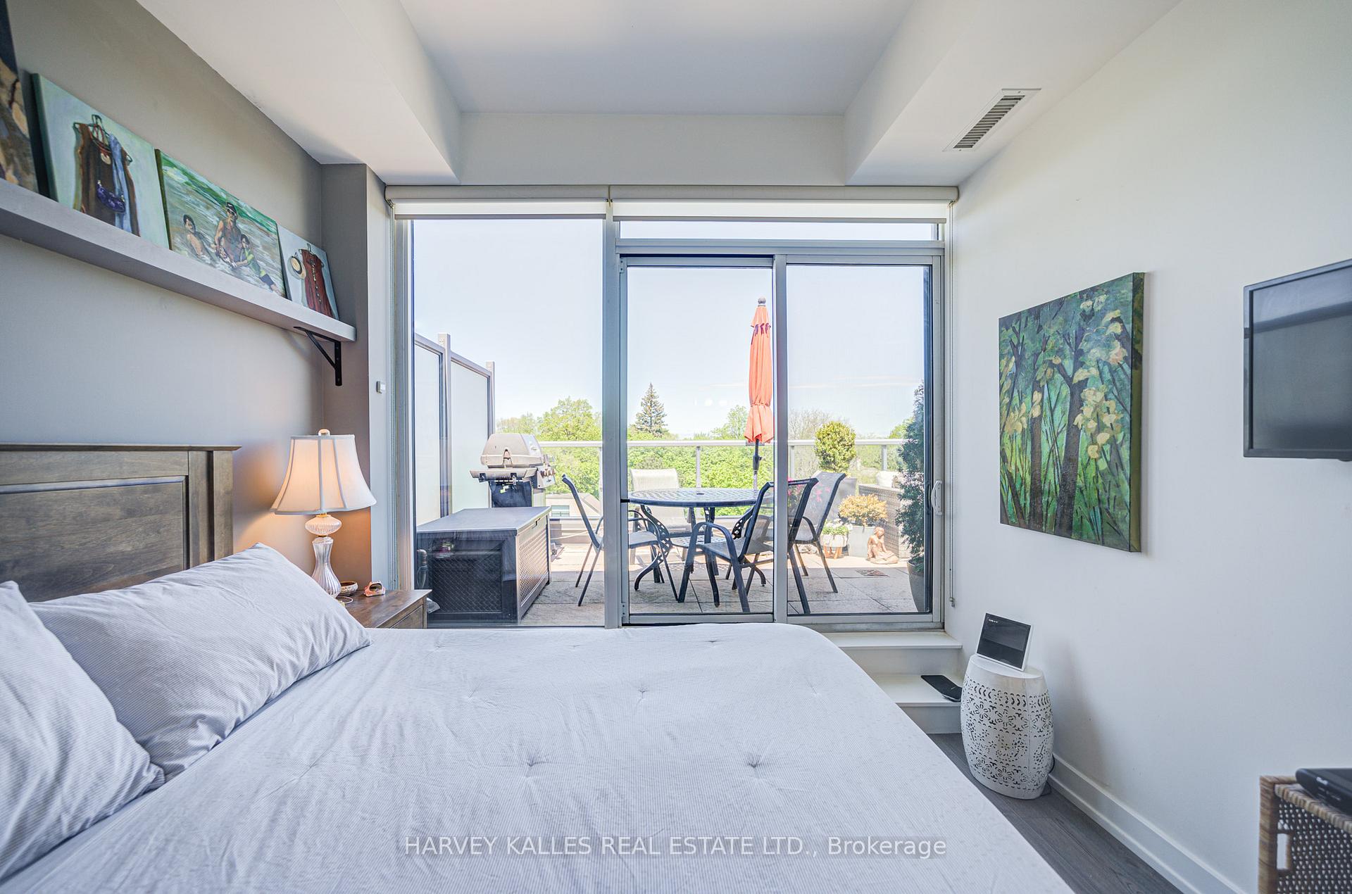 2 Bedrooms Condo at 6 Parkwood, Toronto For sale