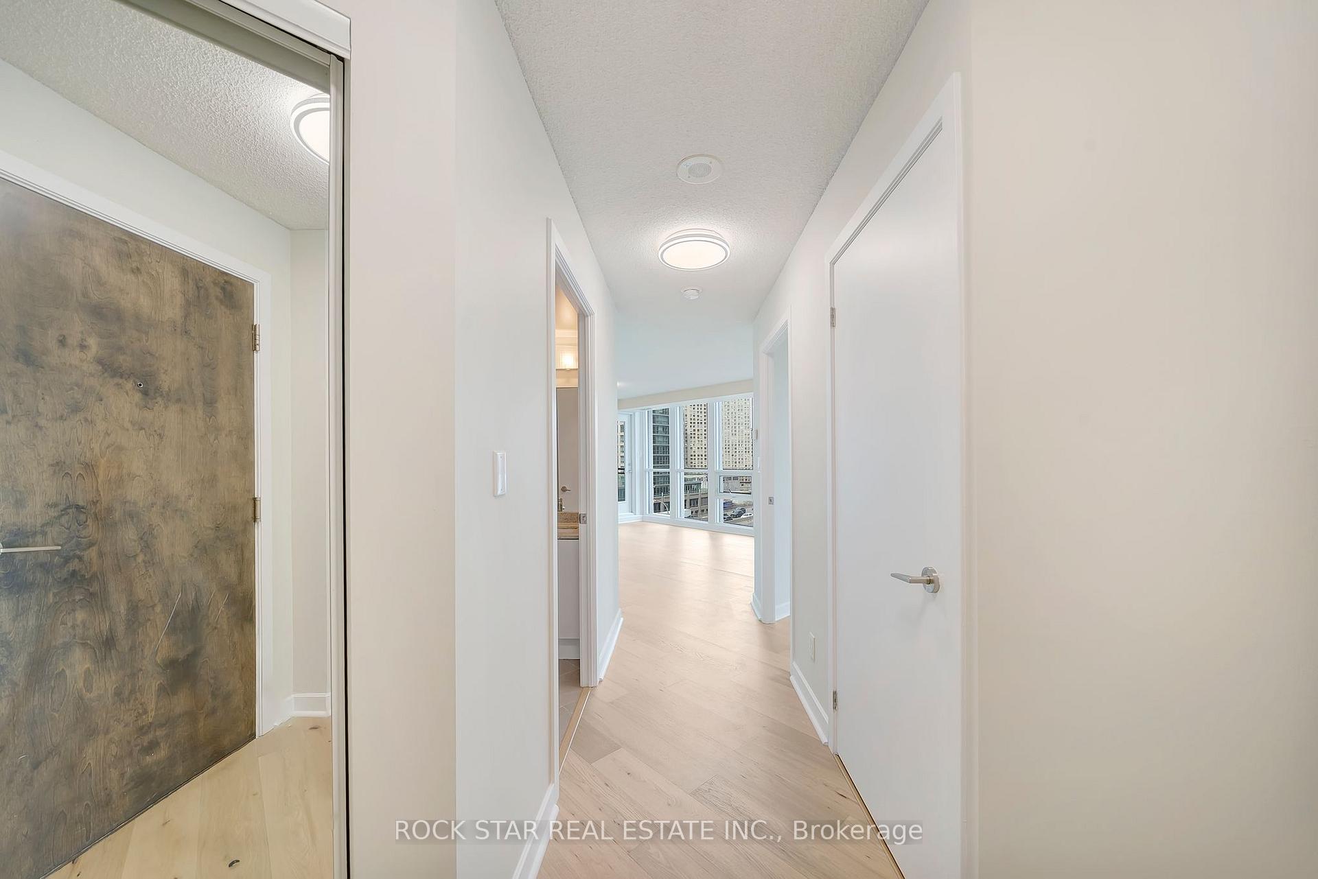 2 Bedrooms Condo at 18 Harbour,  Toronto For sale
