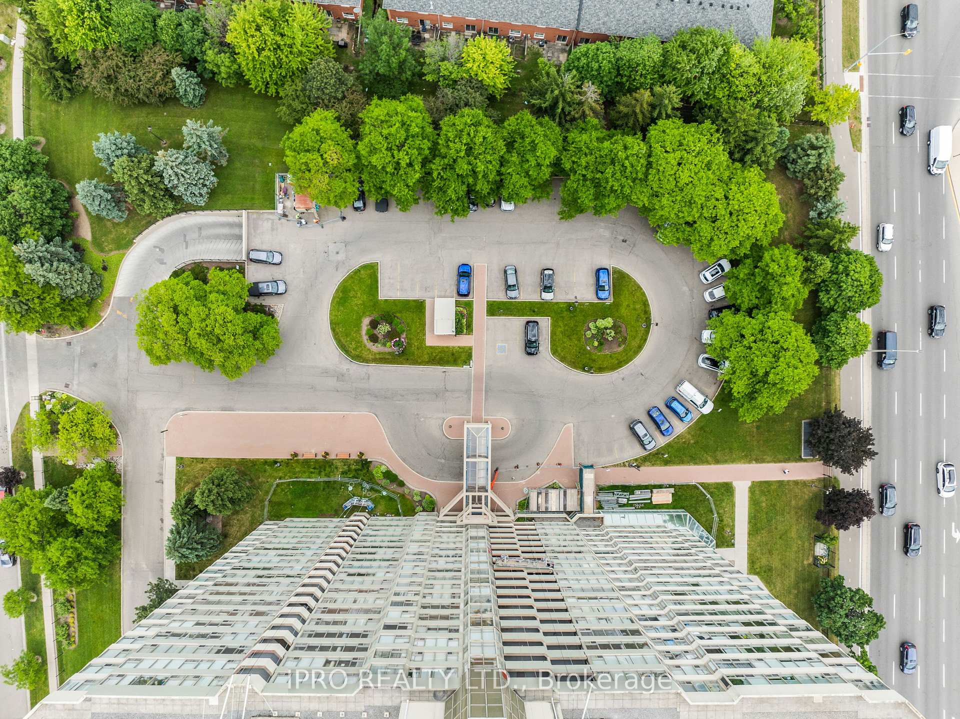 3 Bedrooms Condo at 700 Constellation, Mississauga For sale