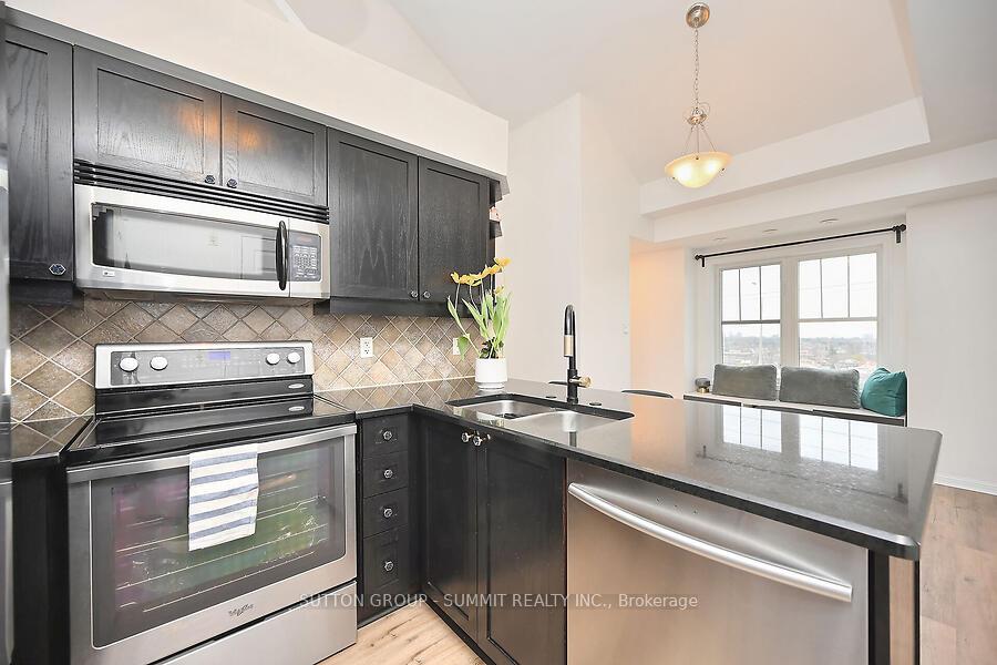 3 Bedrooms Condo at 633 DUNDAS,  Mississauga For sale