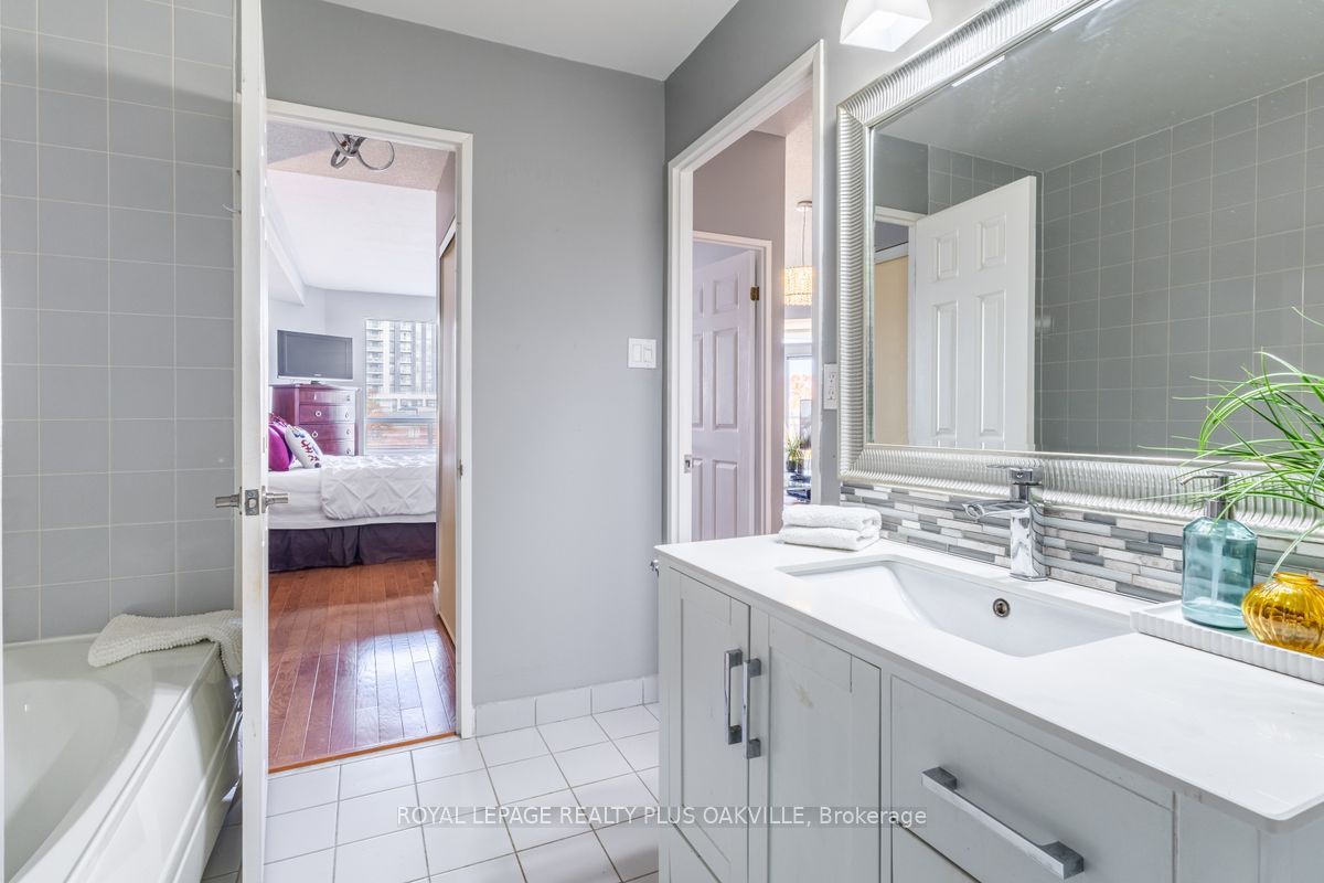 2511 Lakeshore Road W, #517