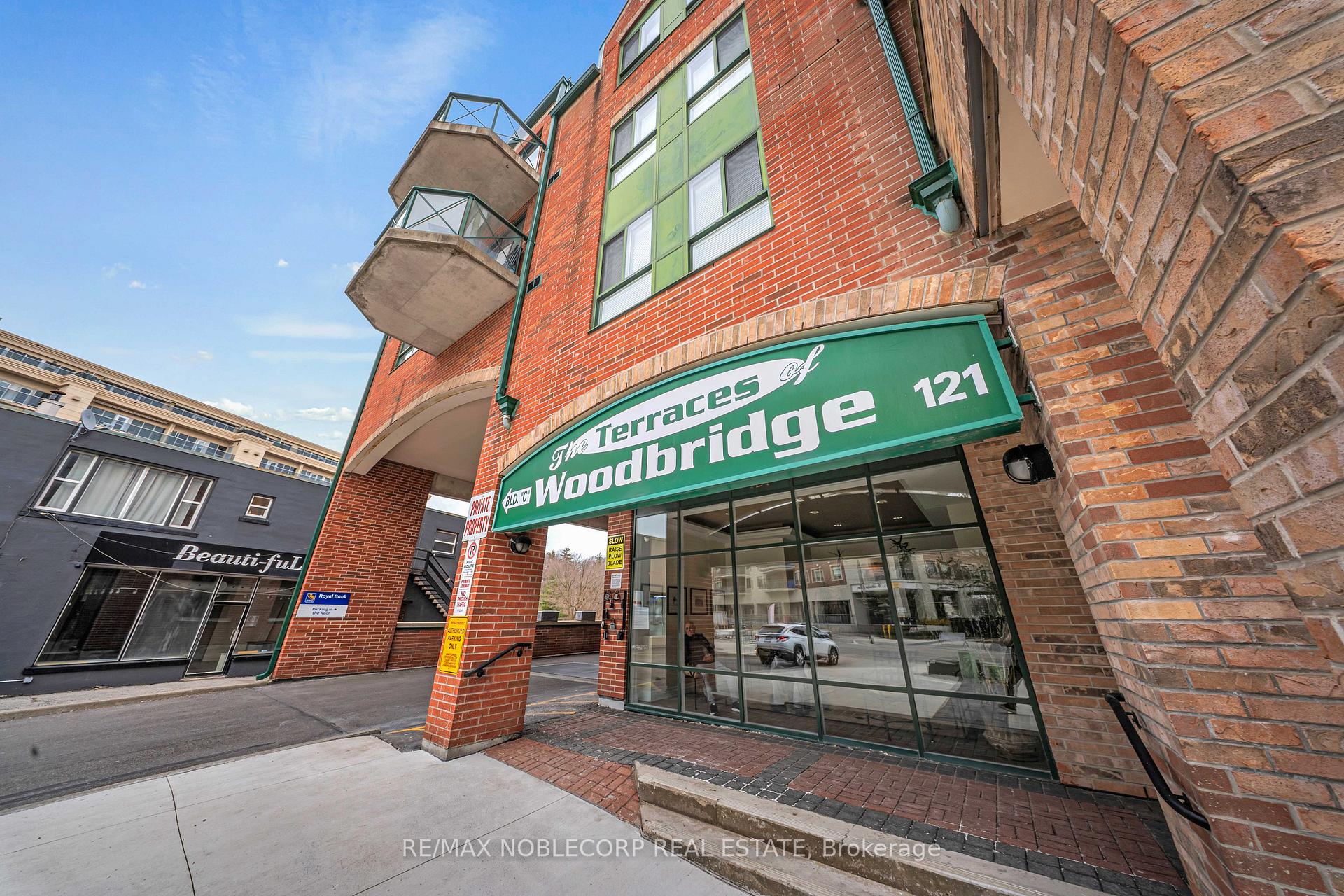 3 Bedrooms Condo at 121 Woodbridge, Vaughan For sale