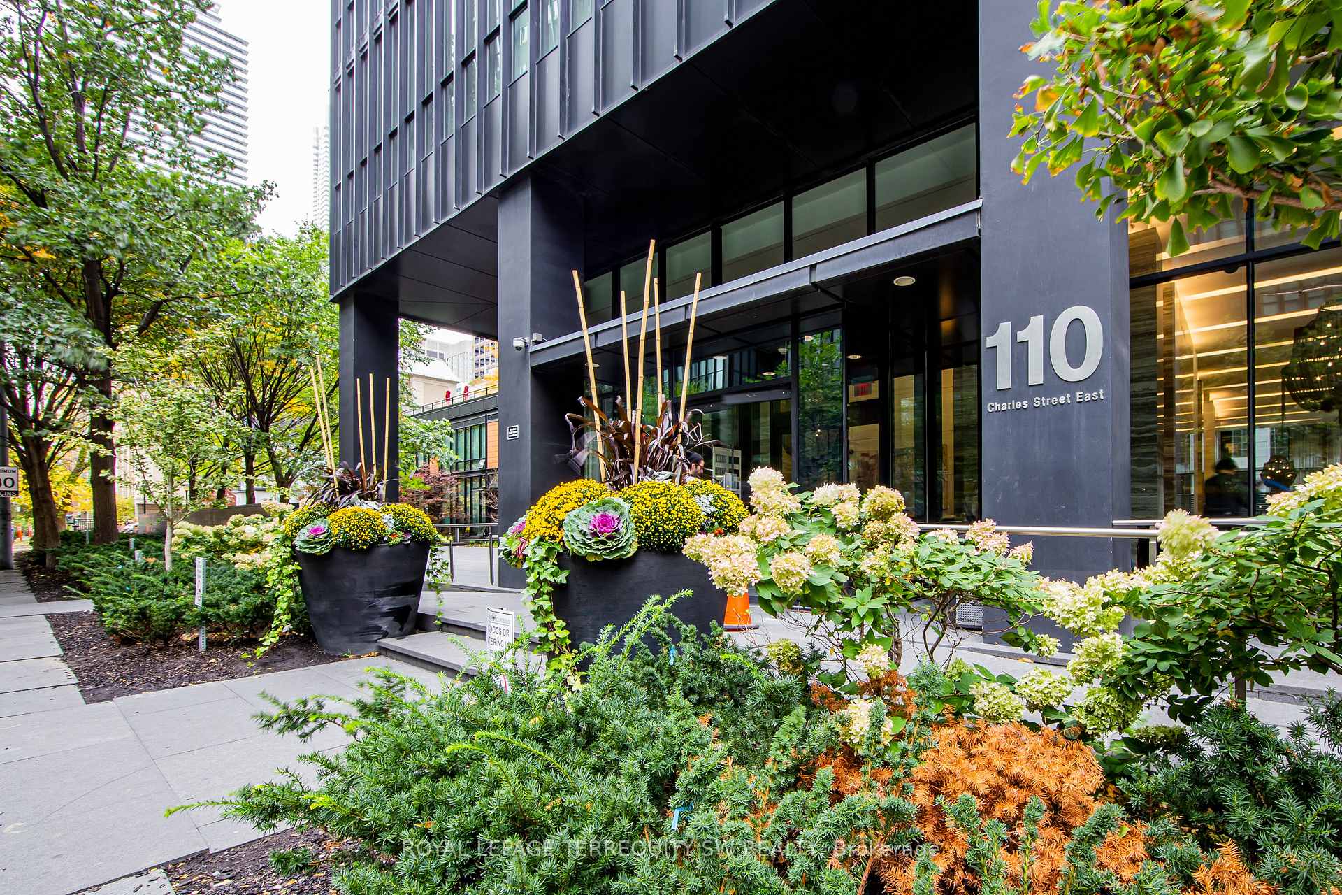 2 Bedrooms Condo at 110 Charles, Toronto For sale