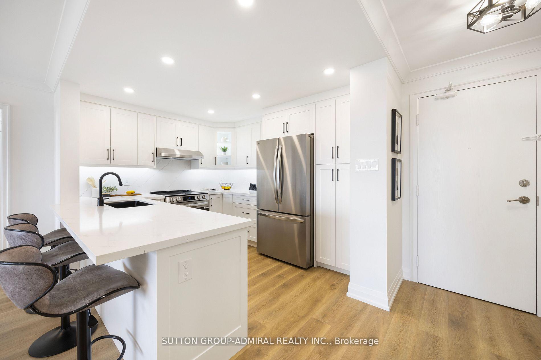 2 Bedrooms Condo at 11 Townsgate,  Vaughan For sale