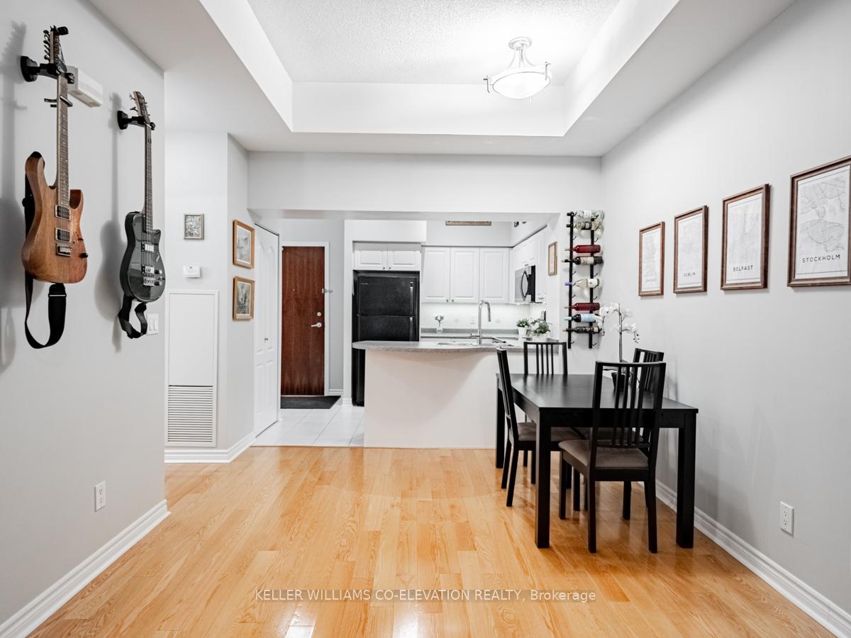 2 Bedrooms Condo at 330 Princess Royal, Mississauga For sale