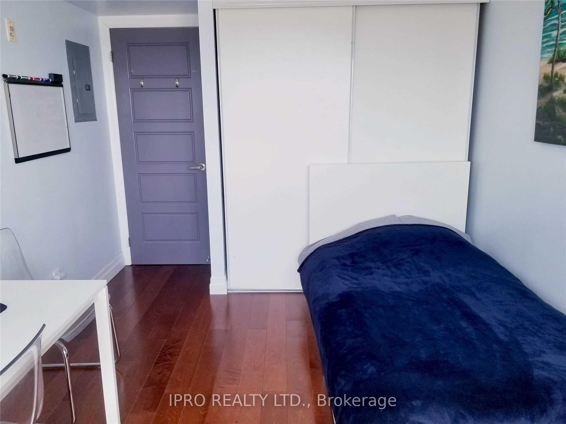 3 Bedrooms Condo at 1040 The Queensway,  Toronto For sale