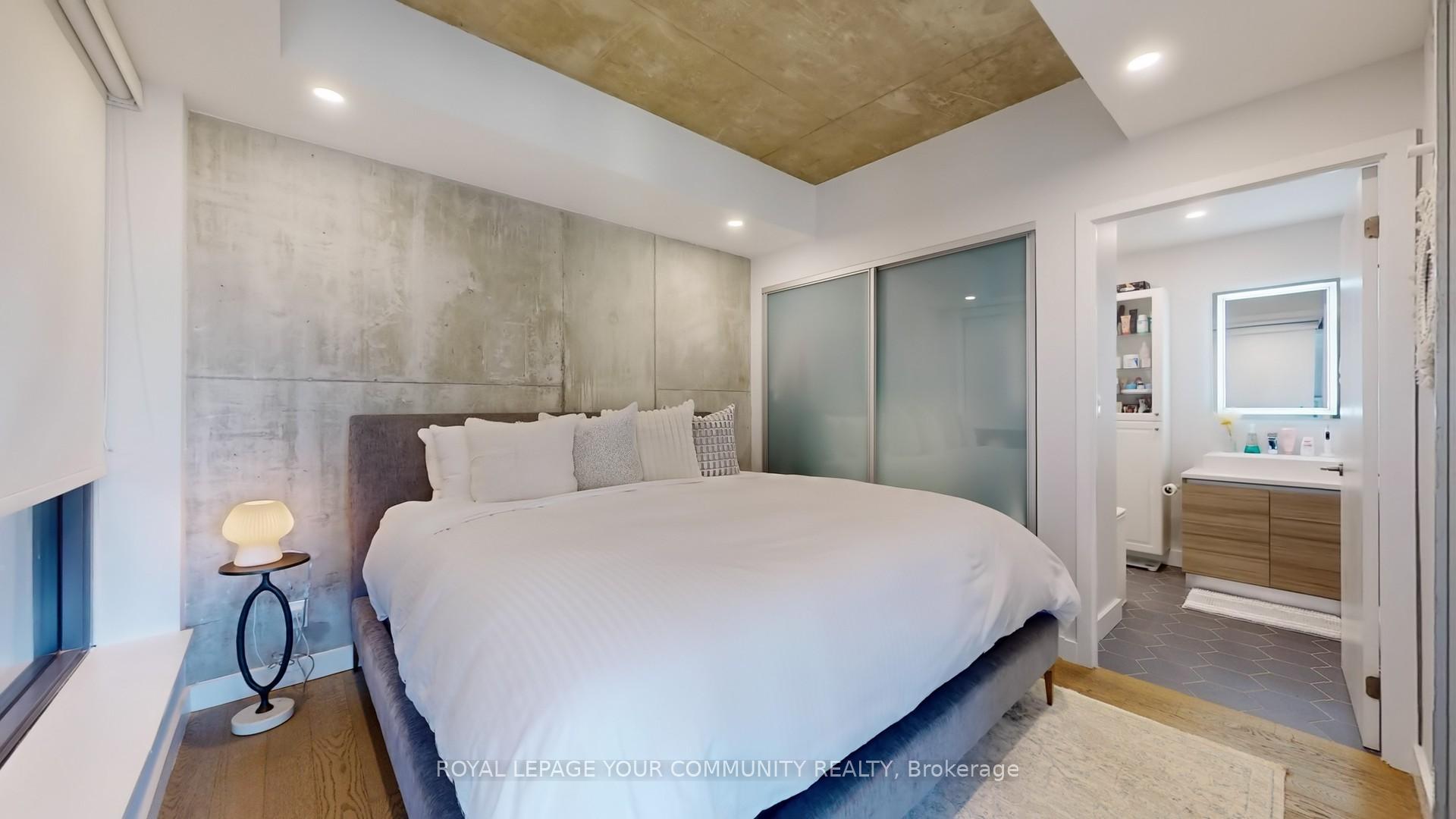 2 Bedrooms Condo at 111 Bathurst, Toronto For sale