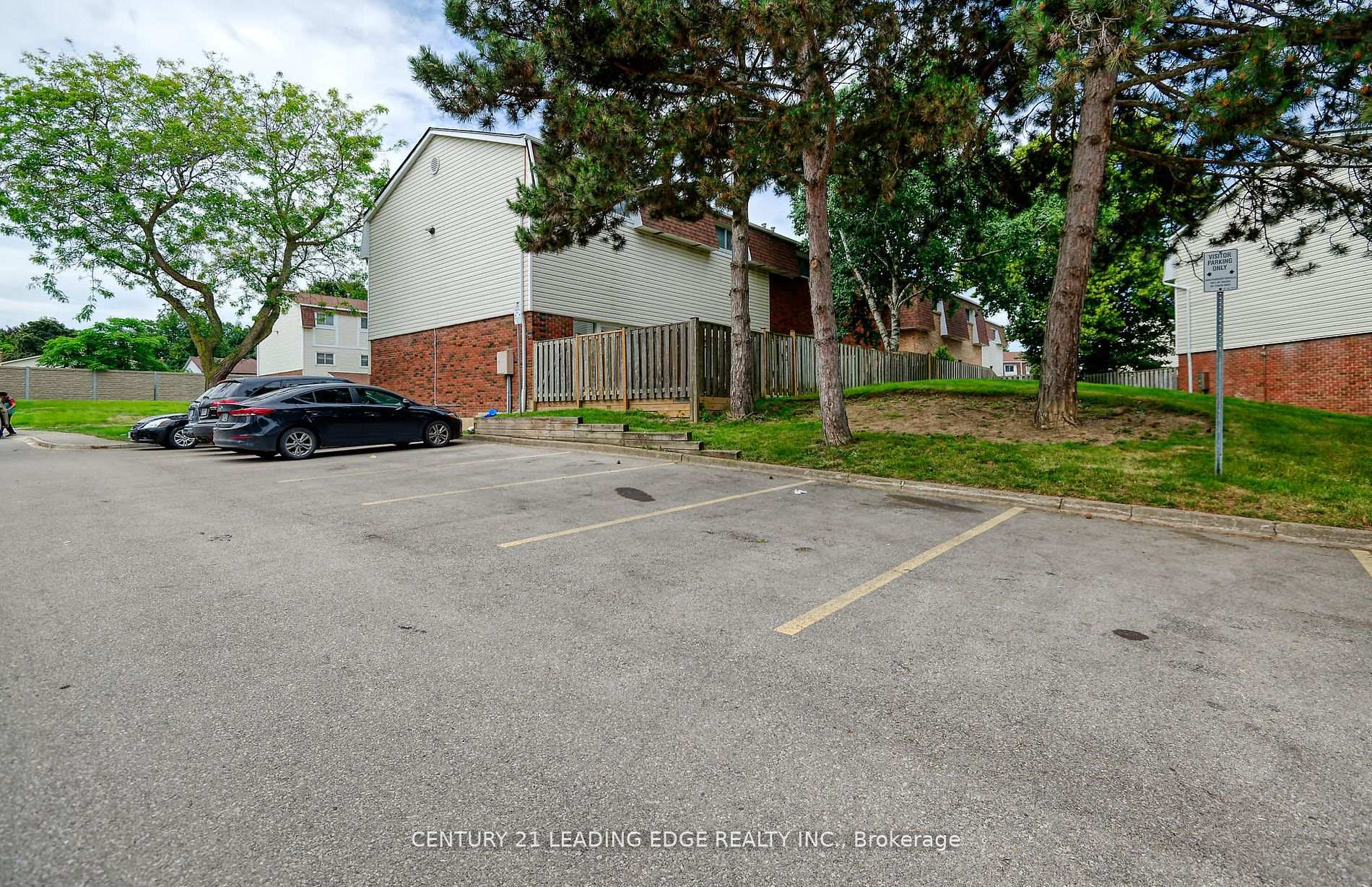 3 Bedrooms Condo at 11 Harrisford, Hamilton For sale