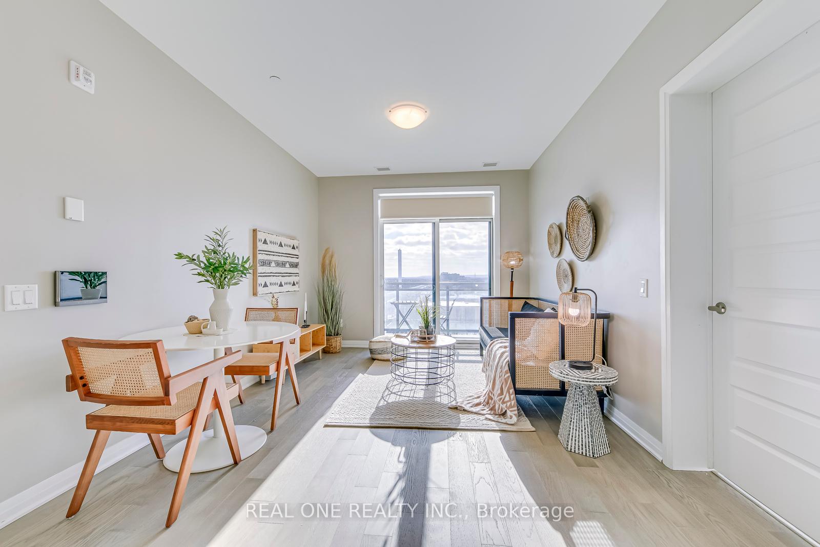 2 Bedrooms Condo at 95 Dundas, Oakville For sale