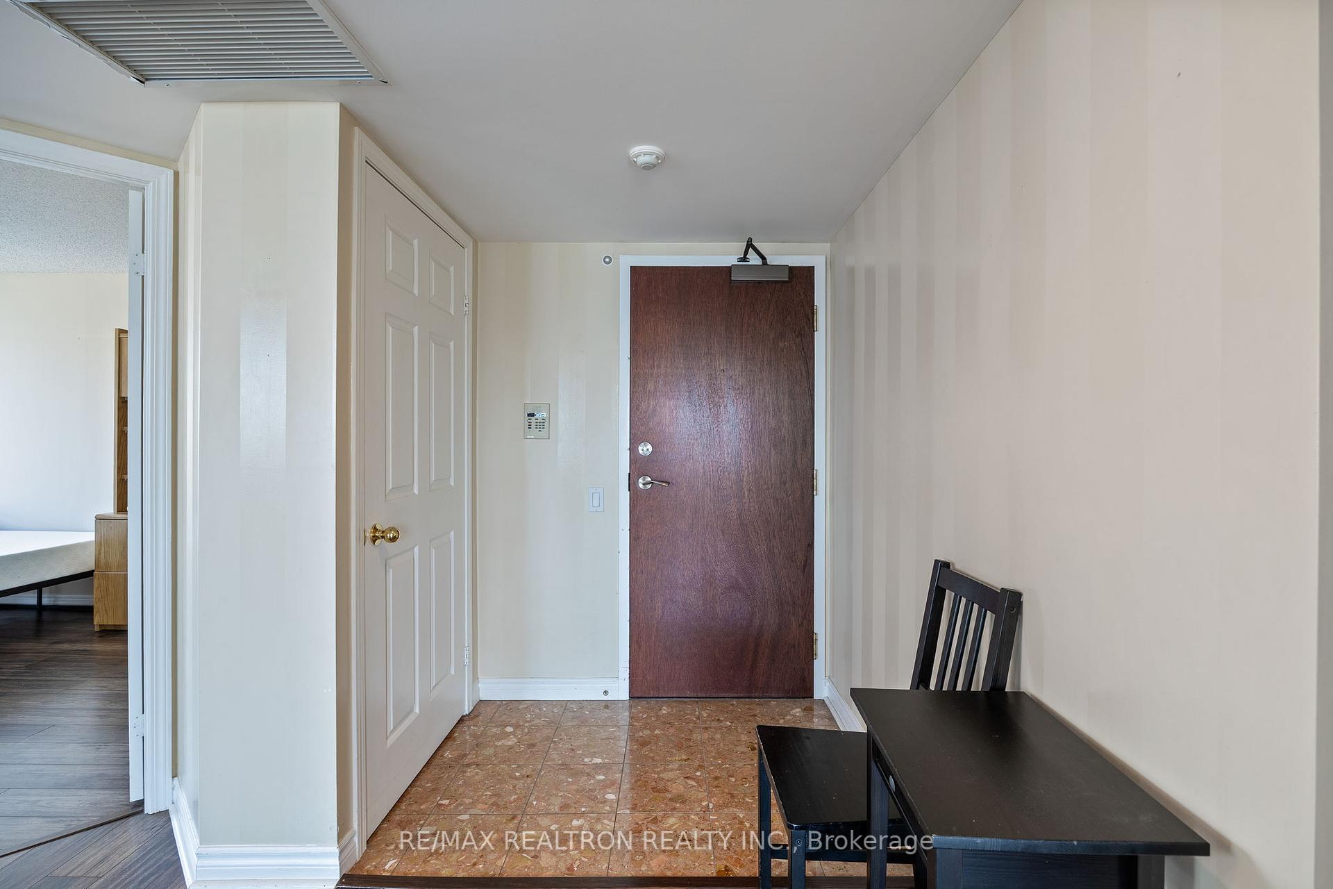 2 Bedrooms Condo at 8 Covington, Toronto For sale
