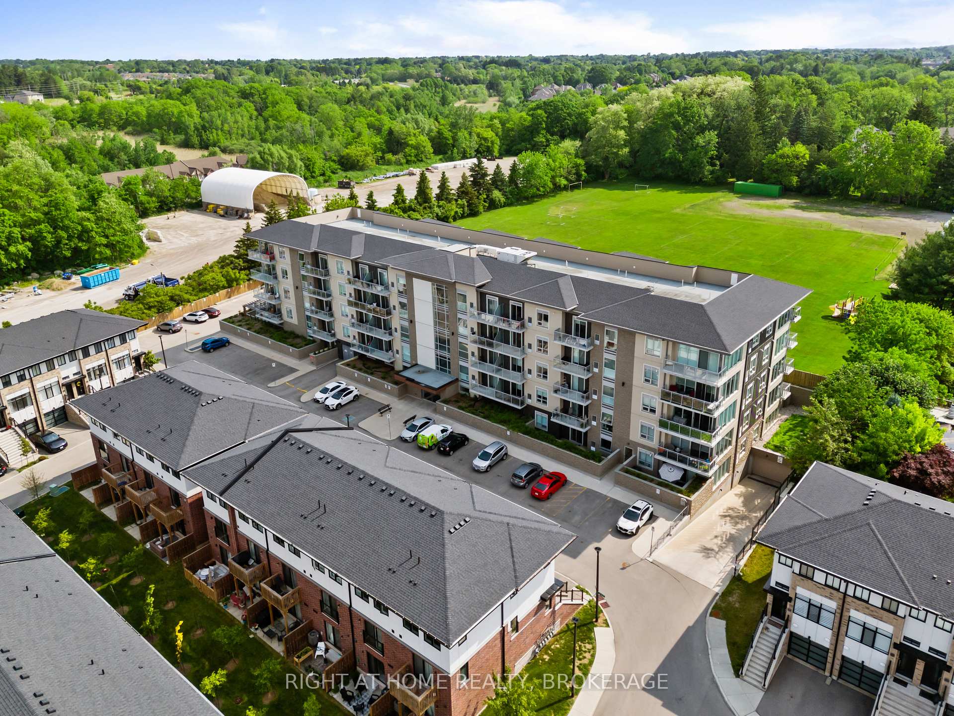 2 Bedrooms Condo at 16 Markle, Hamilton For sale
