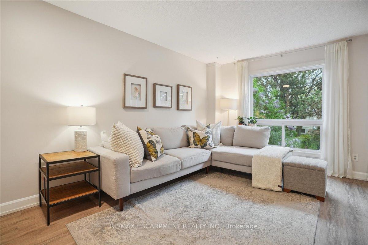 3 Bedrooms Condo at 680 Regency, Burlington For sale