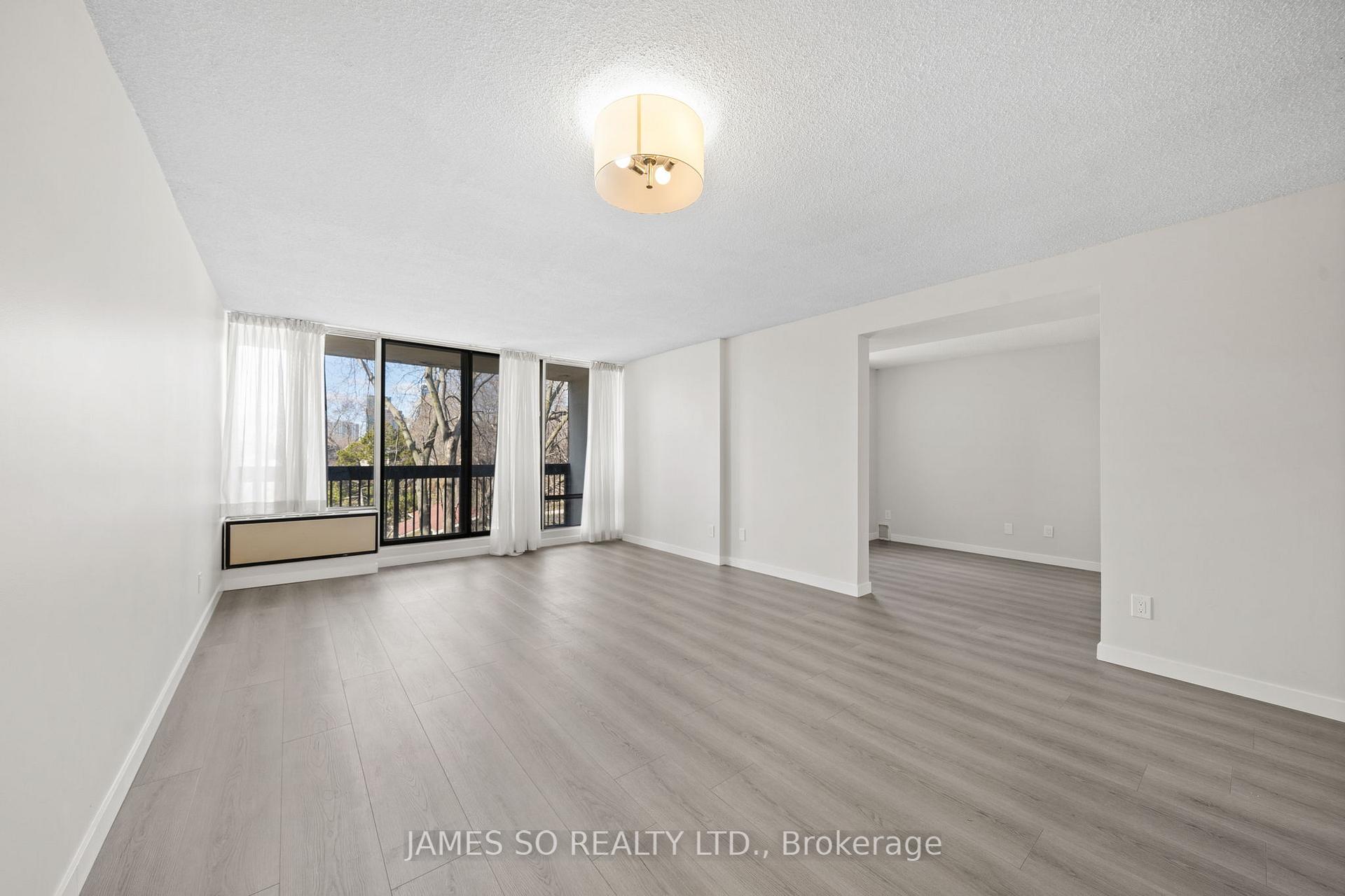 3 Bedrooms Condo at 20 Fashion Roseway,  Toronto For sale