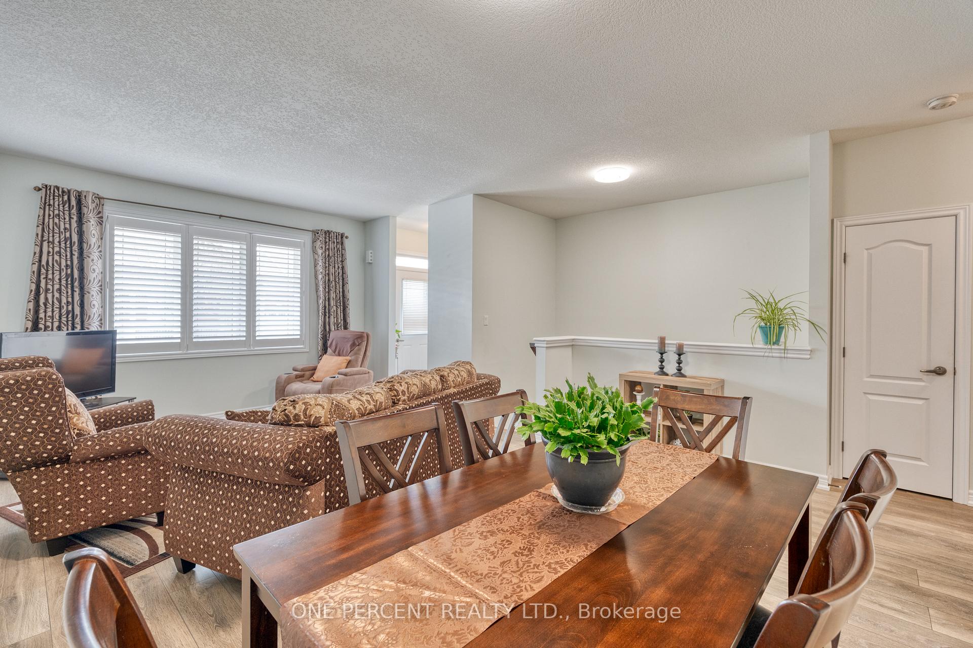 2 Bedrooms Condo at 21 Stickland, Hamilton For sale