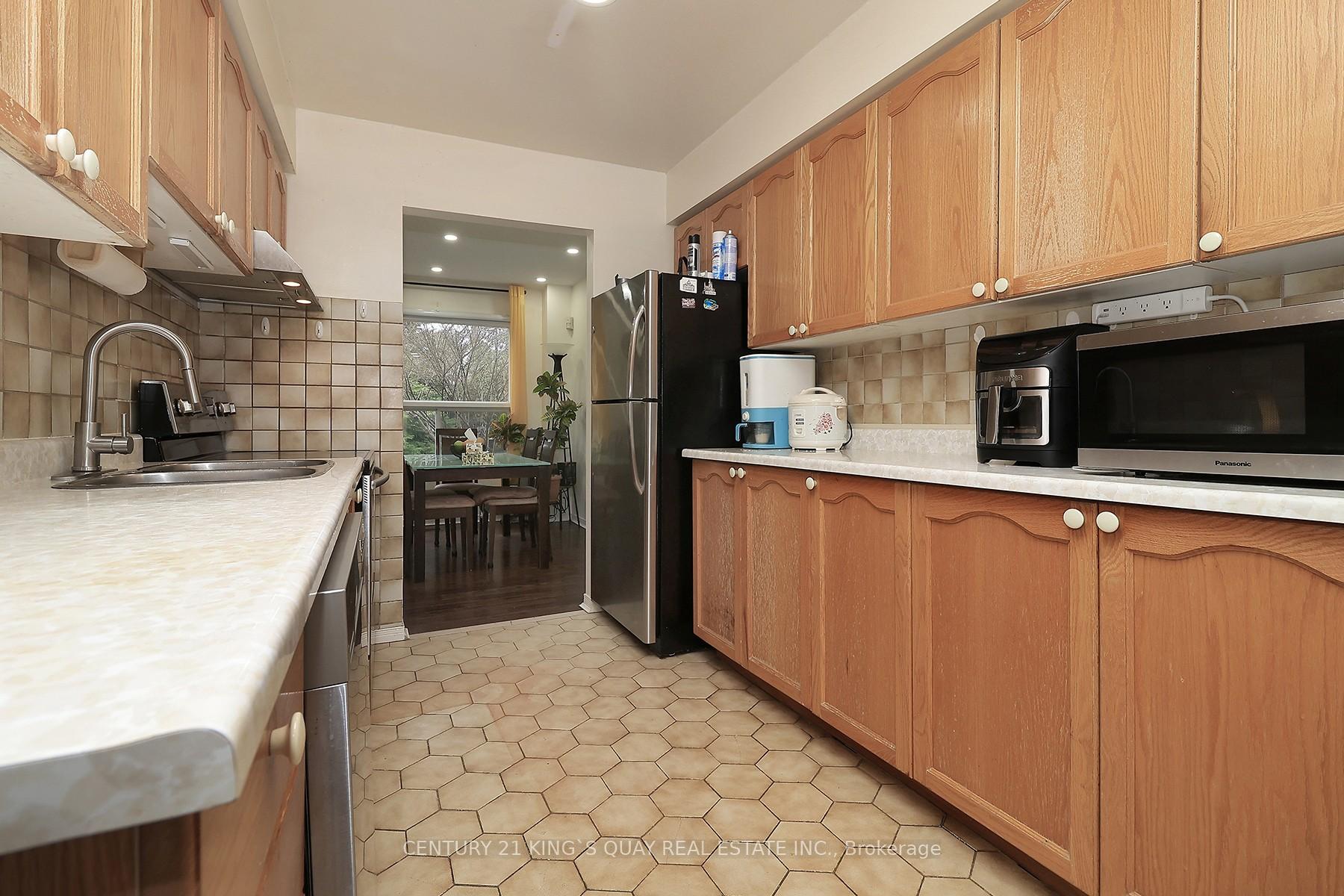4 Bedrooms Condo at 25 Whitecap, Toronto For sale