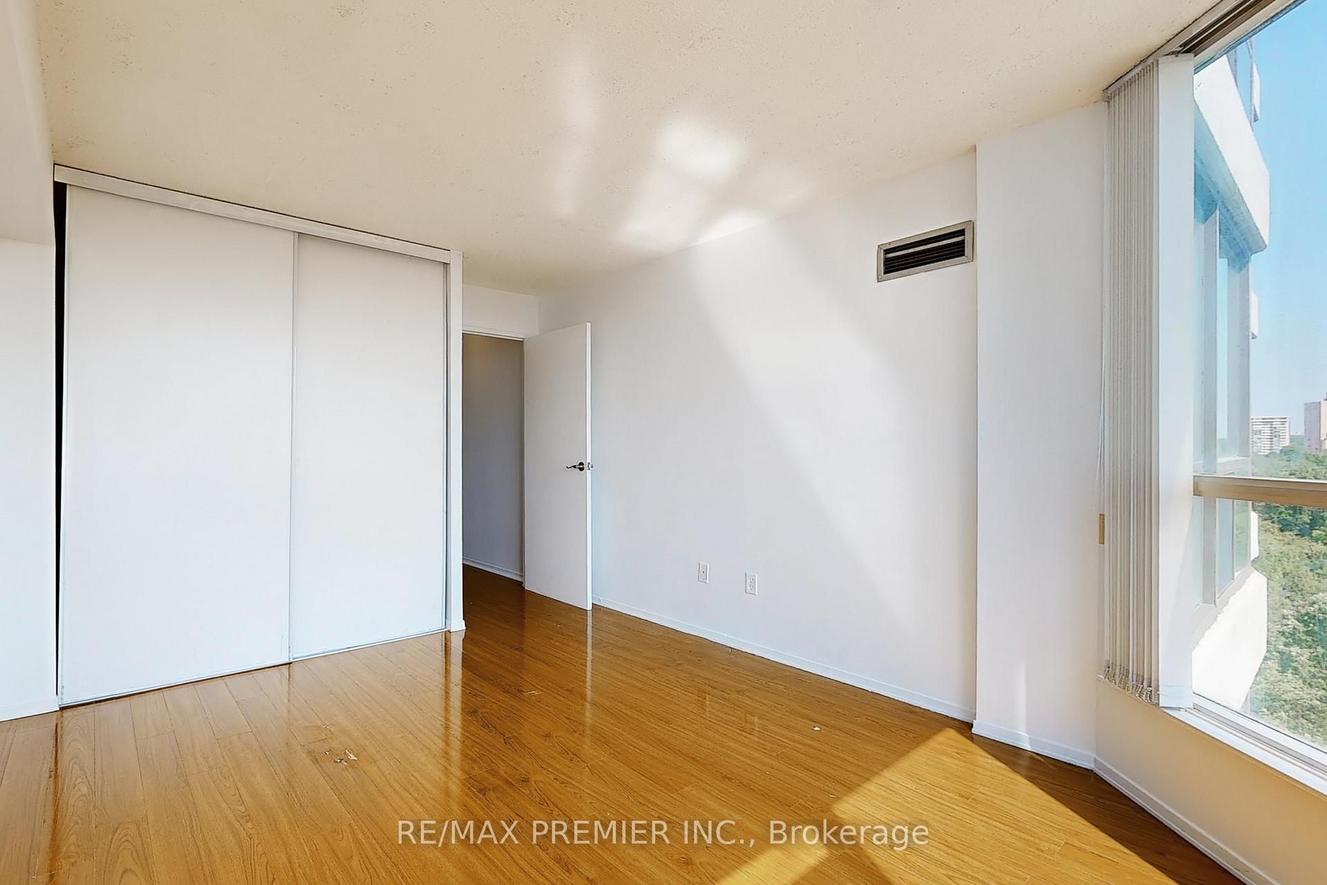 3 Bedrooms Condo at 1 Rowntree, Toronto For sale