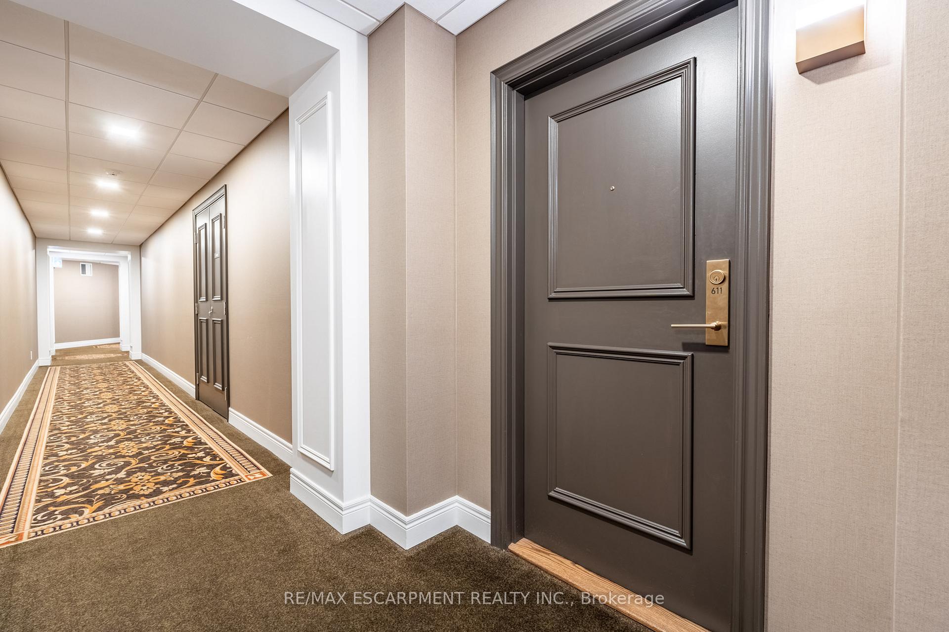 2 Bedrooms Condo at 399 Elizabeth, Burlington For sale