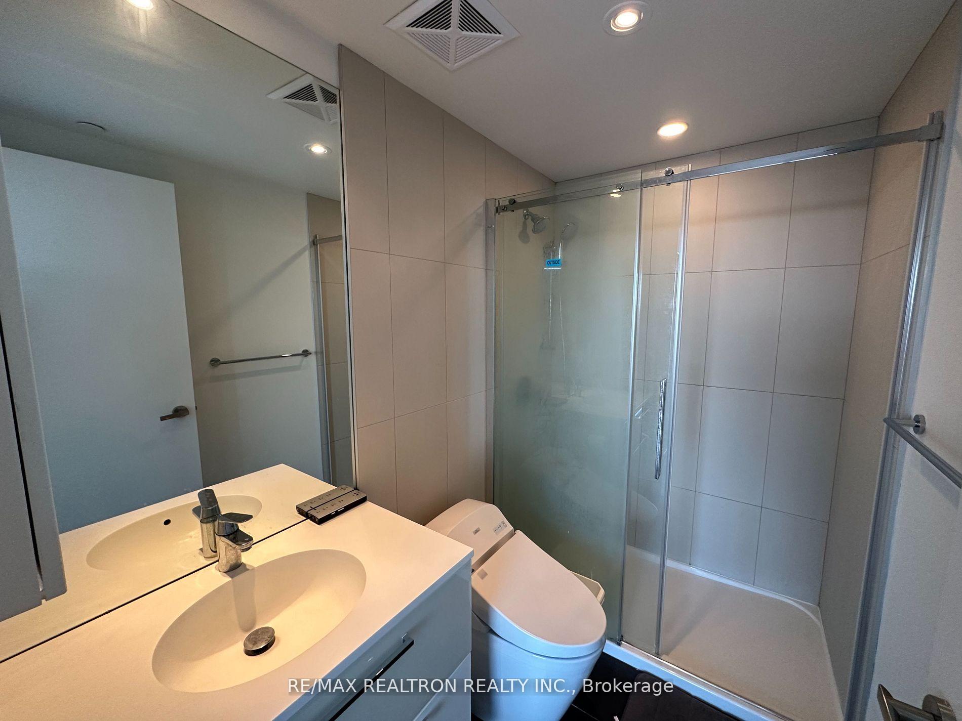 3 Bedrooms Condo at 15 Grenville,  Toronto For sale