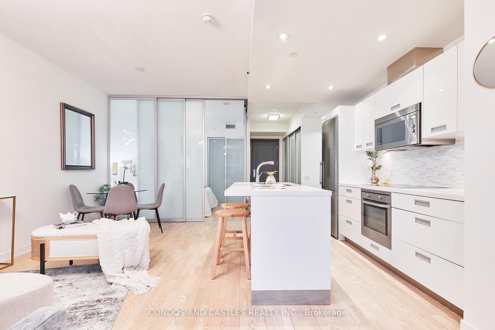 2 Bedrooms Condo at 88 Park Lawn, Toronto For sale