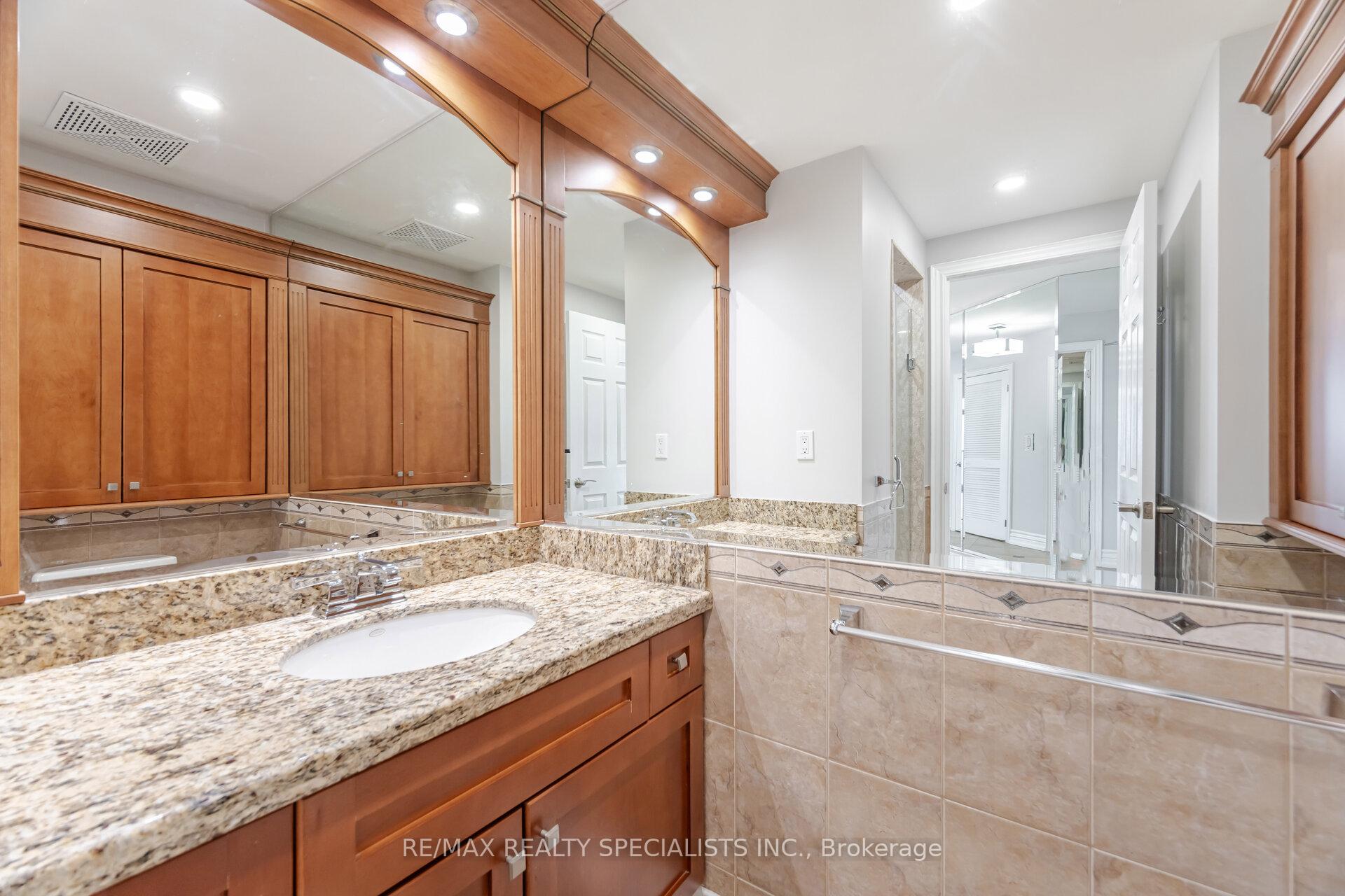 3 Bedrooms Condo at 1477 Lakeshore,  Burlington For sale