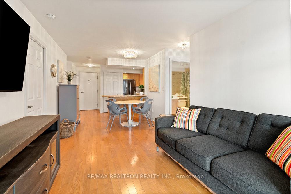3 Bedrooms Condo at 250 Wellington, Toronto For sale