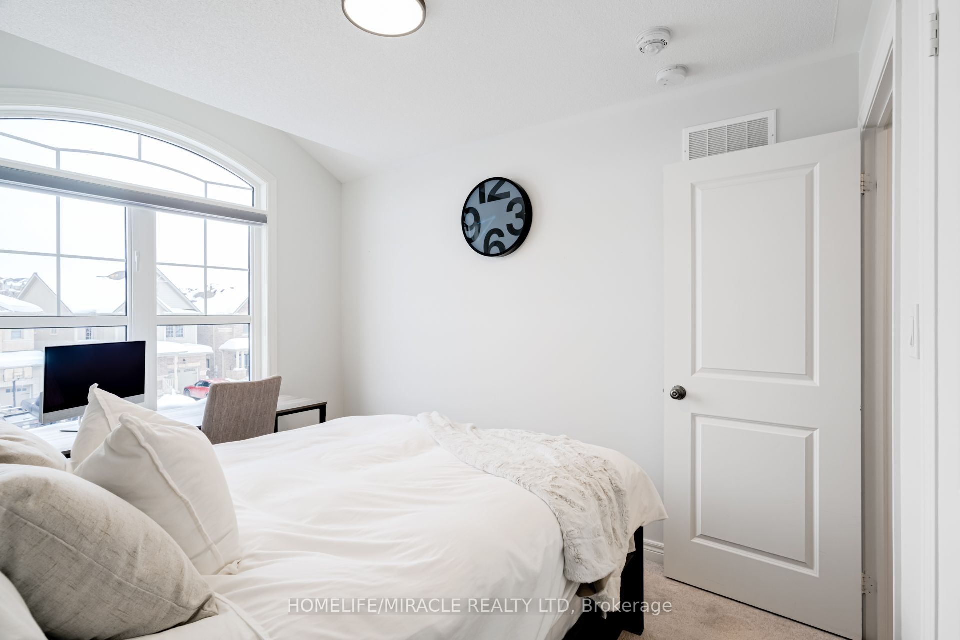 36 Hoard Avenue N