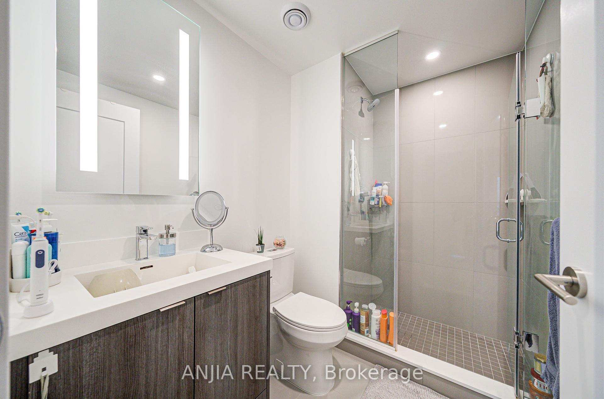 2 Bedrooms Condo at 30 Inn On The Park, Toronto For sale