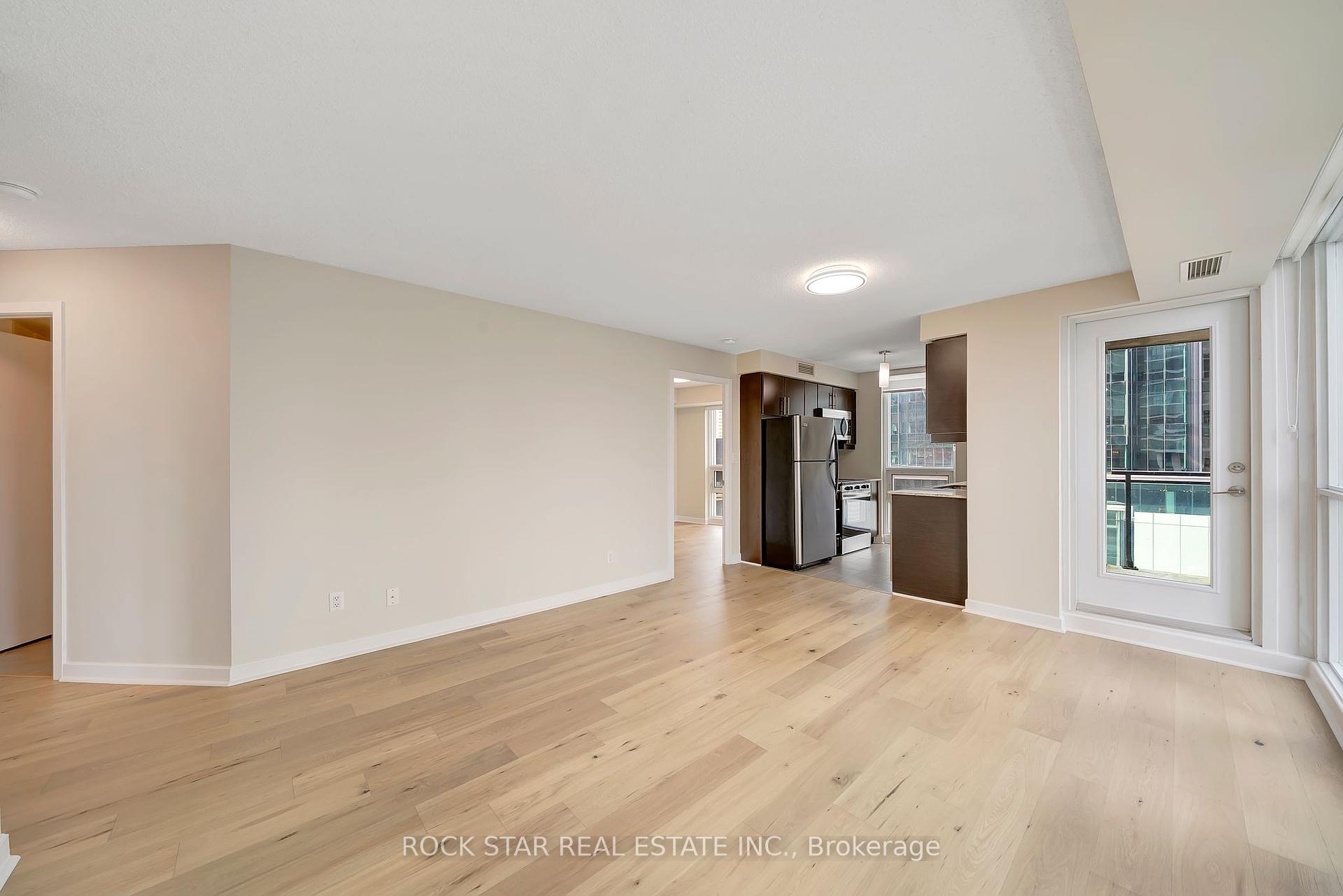 2 Bedrooms Condo at 18 Harbour,  Toronto For sale