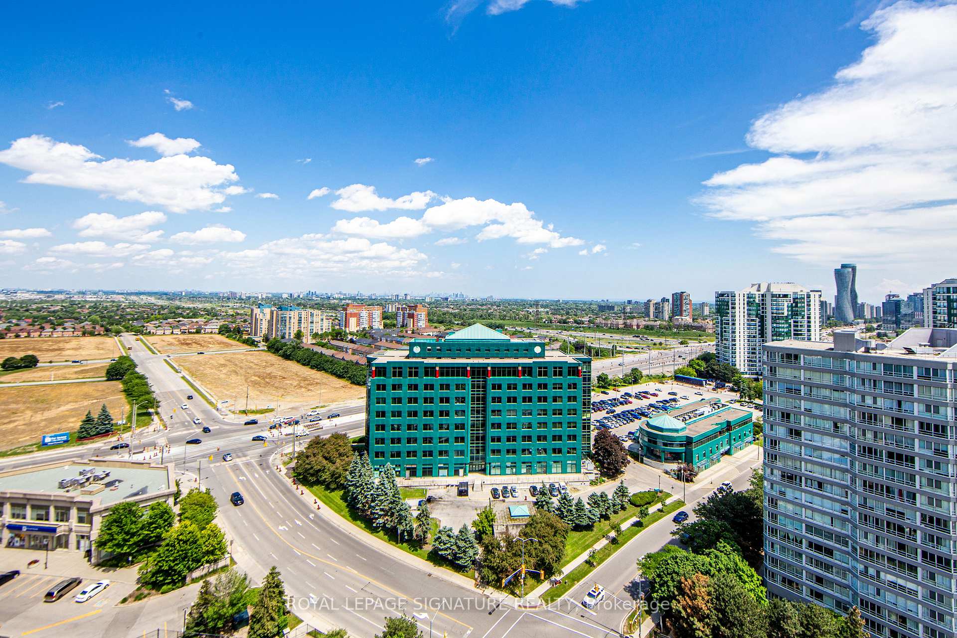 3 Bedrooms Condo at 55 Kingsbridge Garden, Mississauga For sale