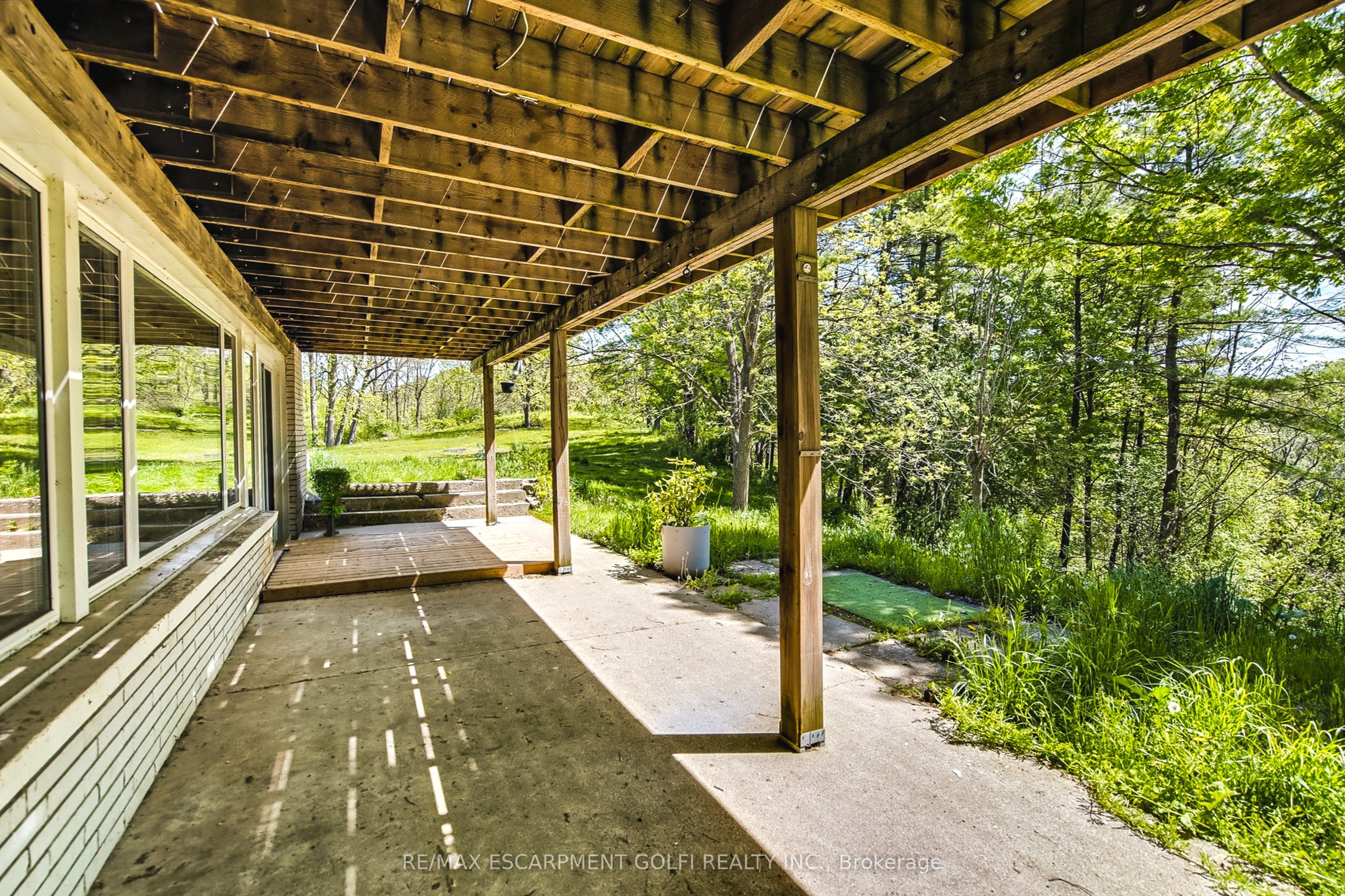932 OLD DUNDAS Road