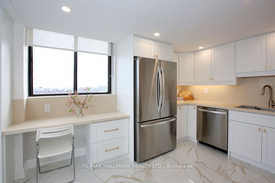 Bright Custom Open Eat-In Kitchen W B/I Desk