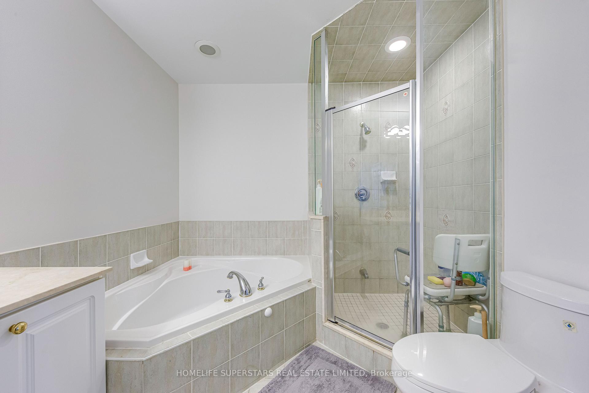 3 Bedrooms Condo at 25 Kingsbridge Garden, Mississauga For sale