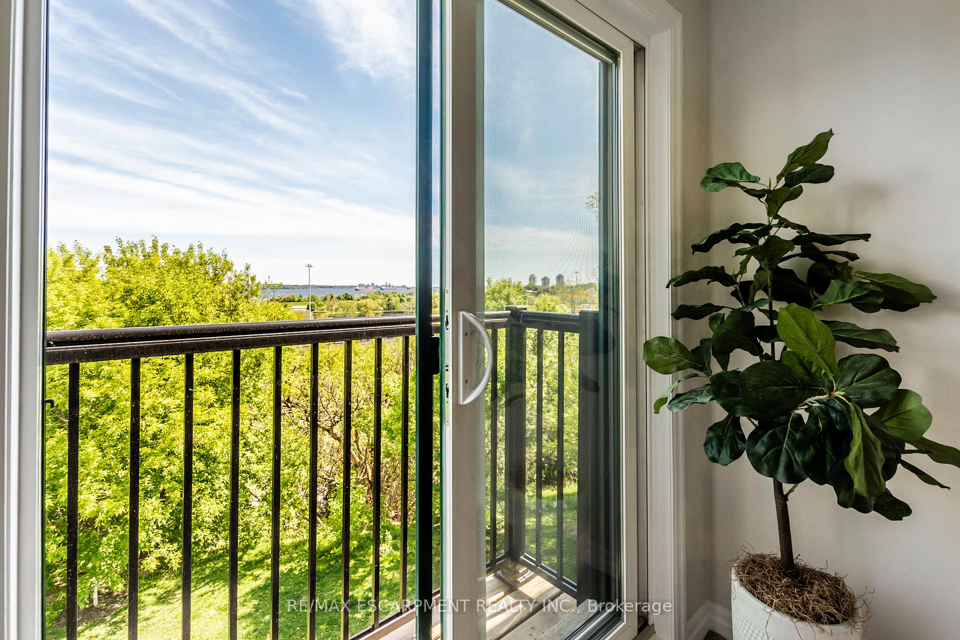 3 Bedrooms Condo at 290 Barton, Hamilton For sale