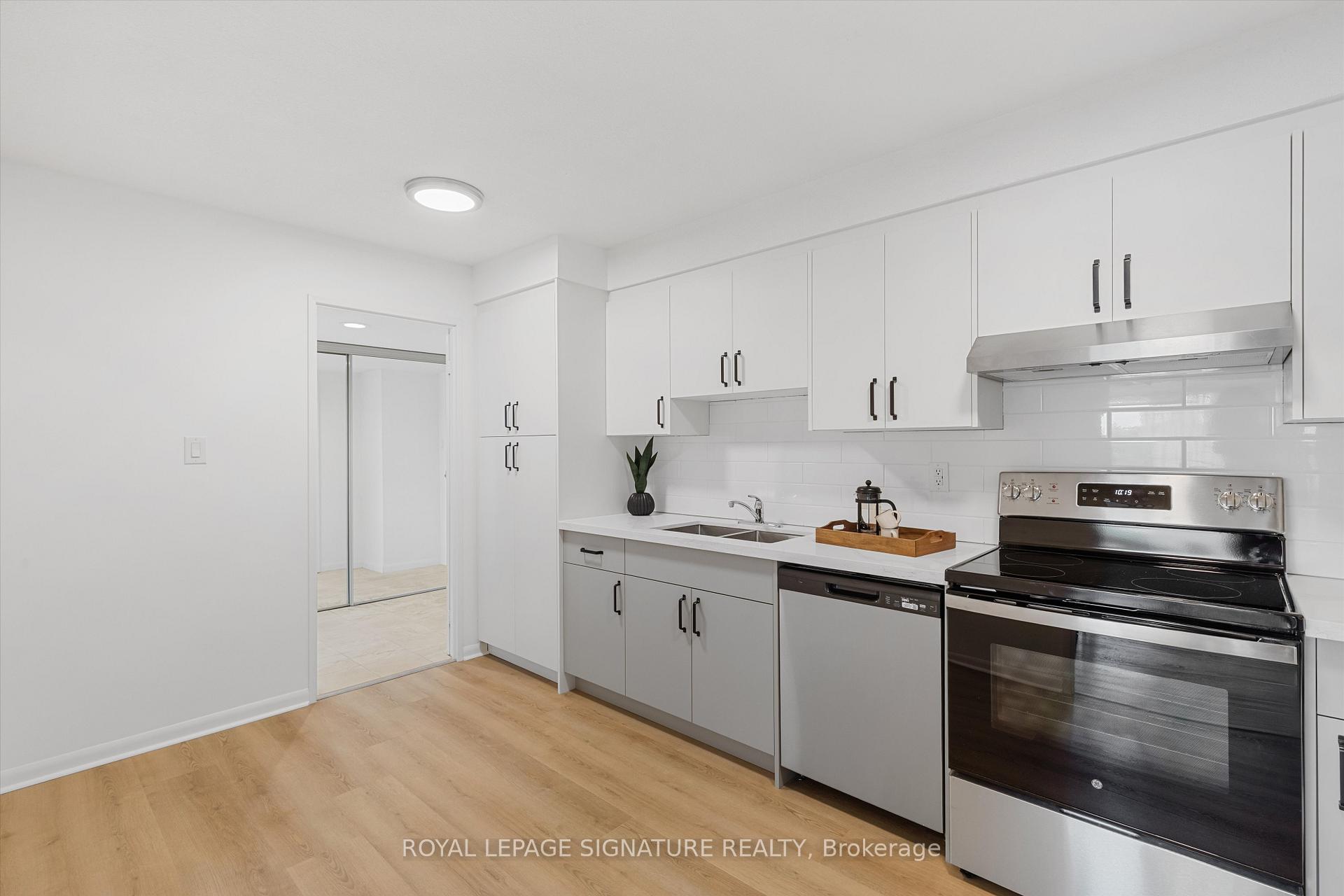 3 Bedrooms Condo at 2185 Marine, Oakville For sale