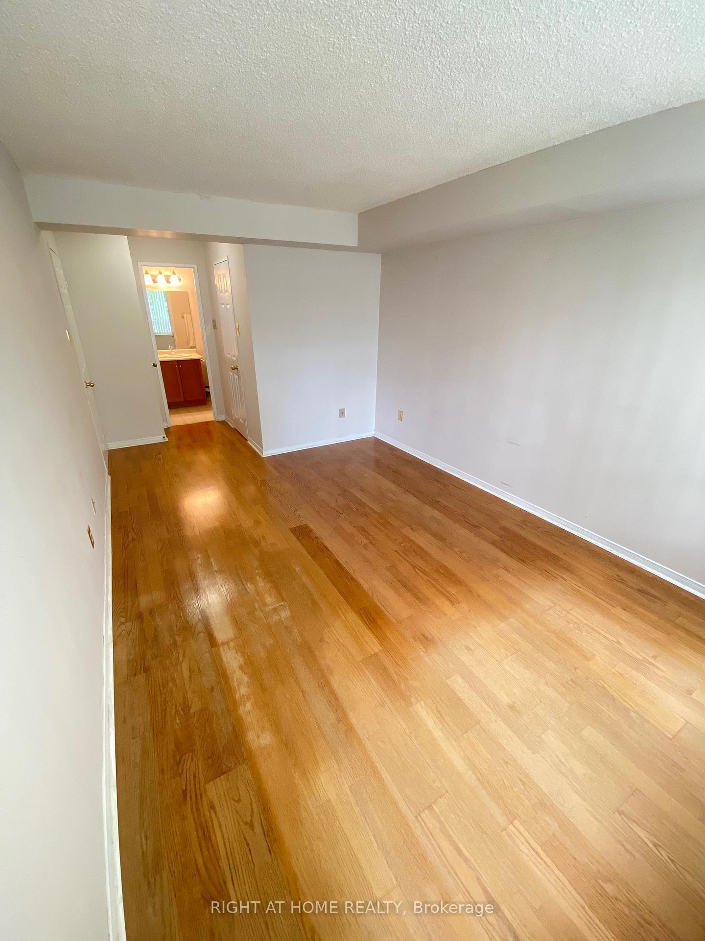 3 Bedrooms Condo at 330 Rathburn, Mississauga For sale
