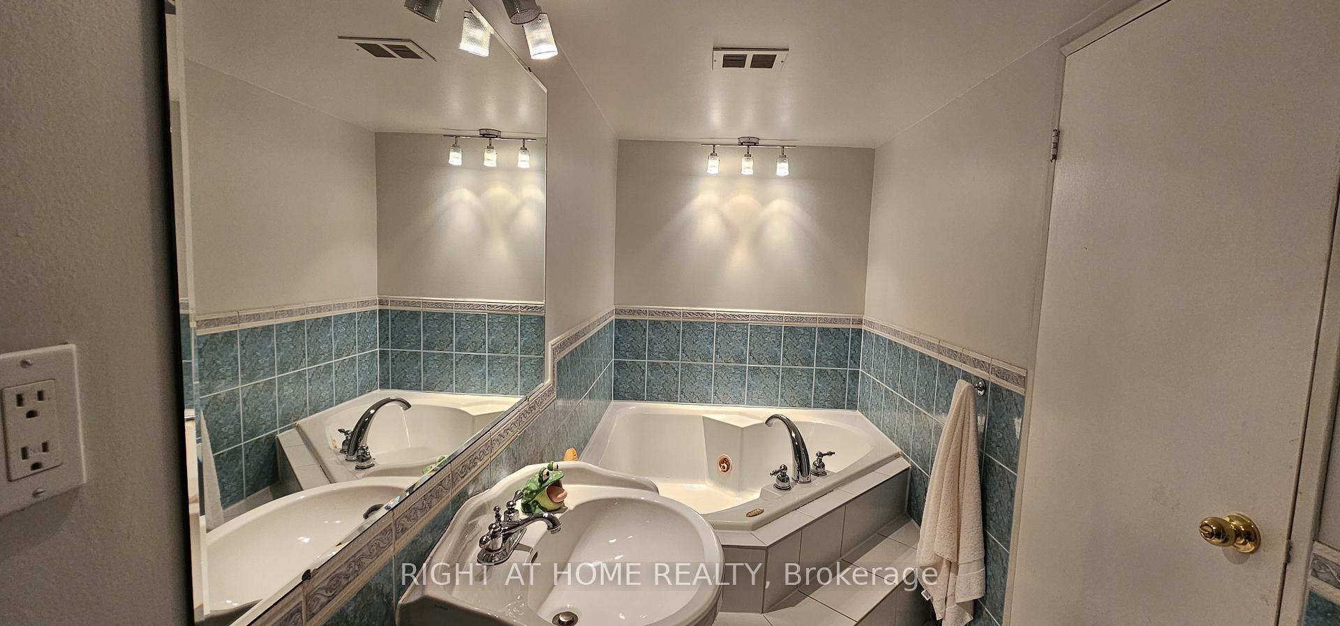 3 Bedrooms Condo at 75 Graydon Hall,  Toronto For sale