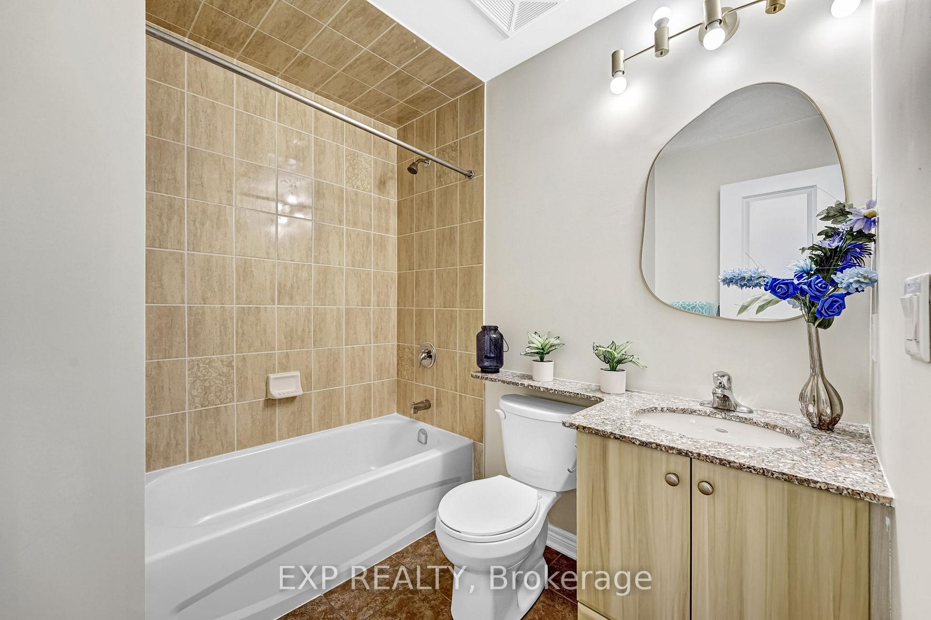 3 Bedrooms Condo at 216 Oak Park, Oakville For sale