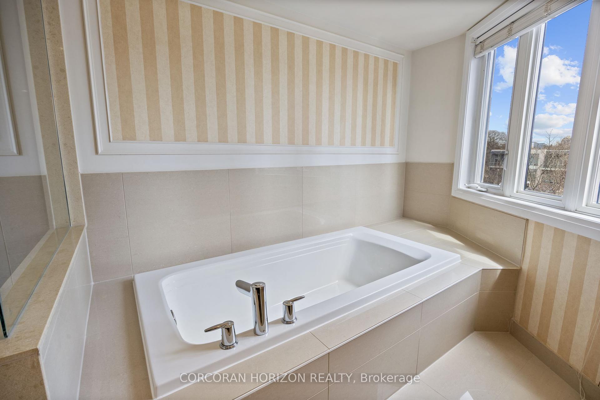 4 Bedrooms Condo at 9 Oakburn, Toronto For sale