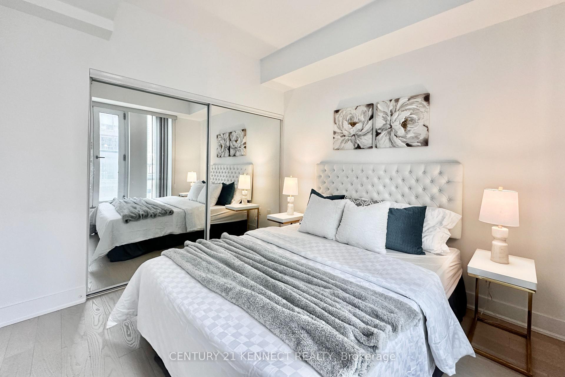 #313 – 955 Bay Street, Toronto, ON M5S 2A2