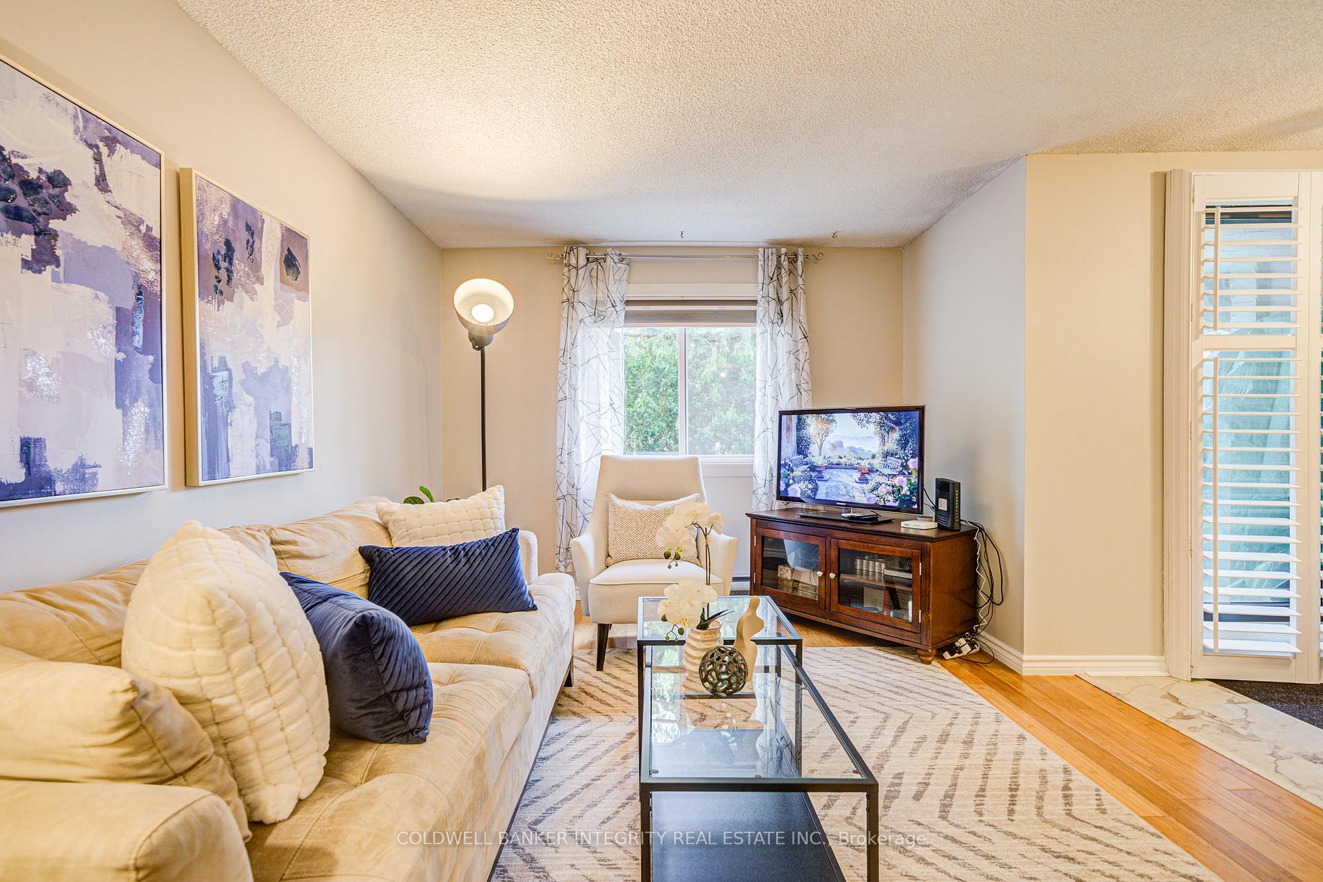 3 Bedrooms Condo at 1036 Falgarwood, Oakville For sale