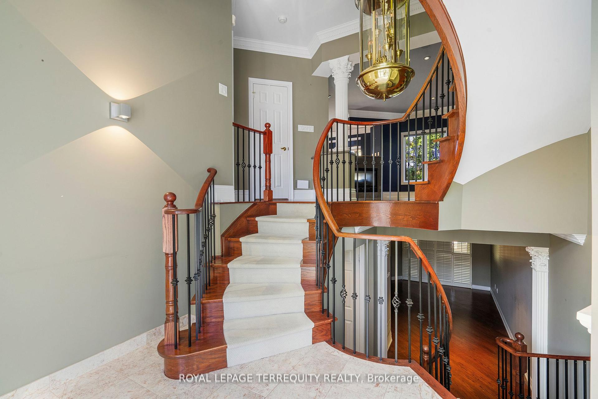 3 Bedrooms Condo at 197 La Rose, Toronto For sale