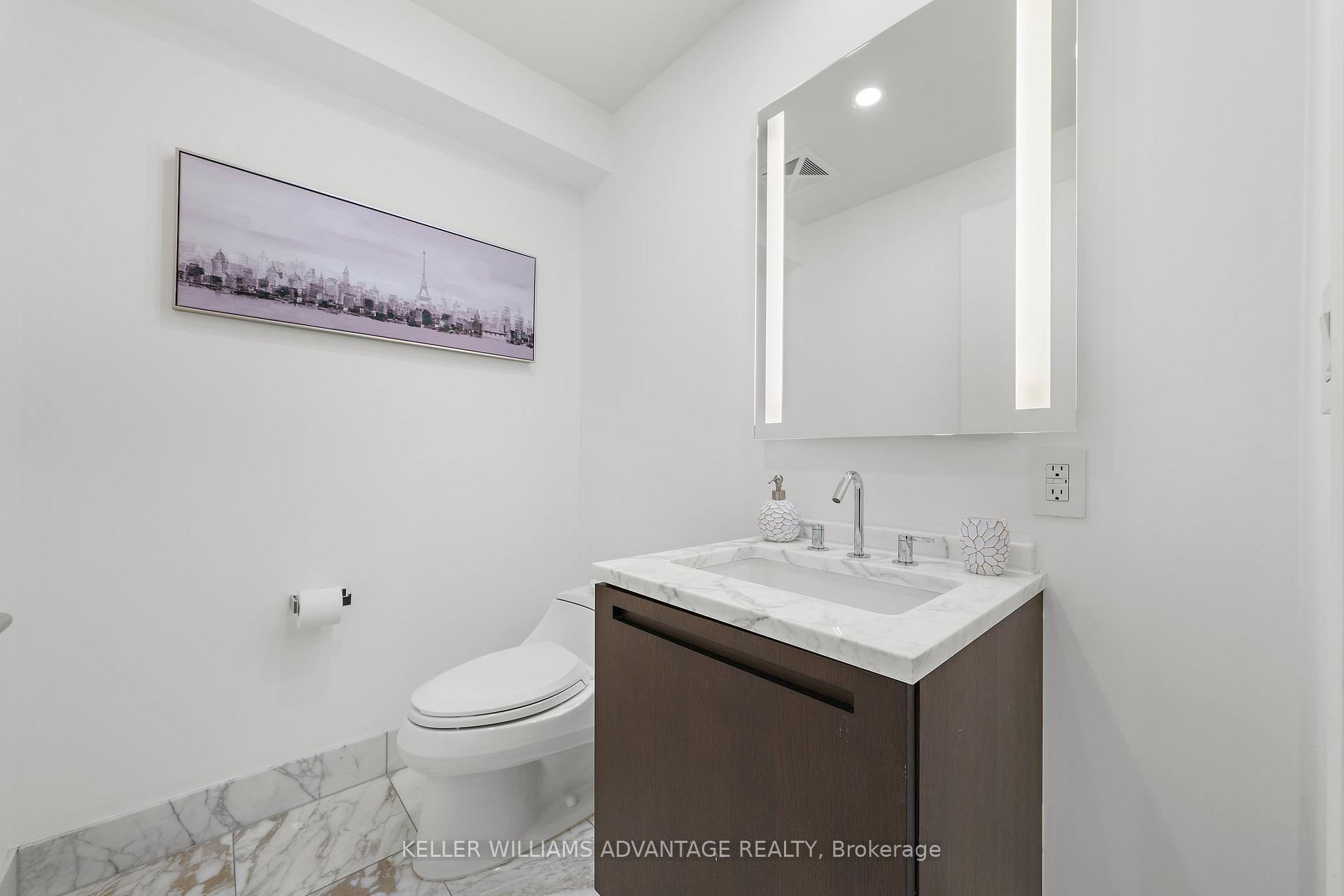 2 Bedrooms Condo at 180 University, Toronto For sale