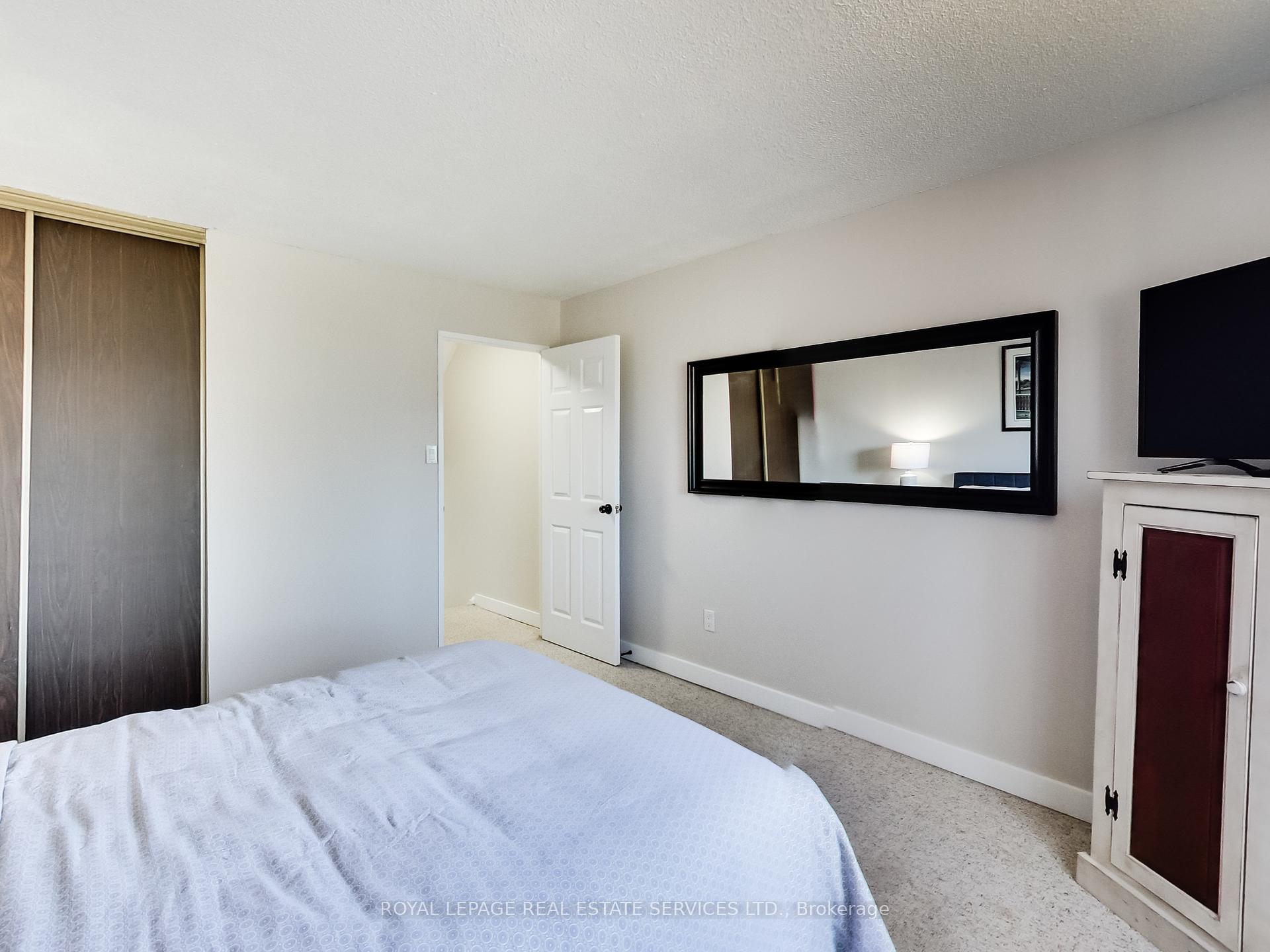 3 Bedrooms Condo at 1008 Falgarwood,  Oakville For sale