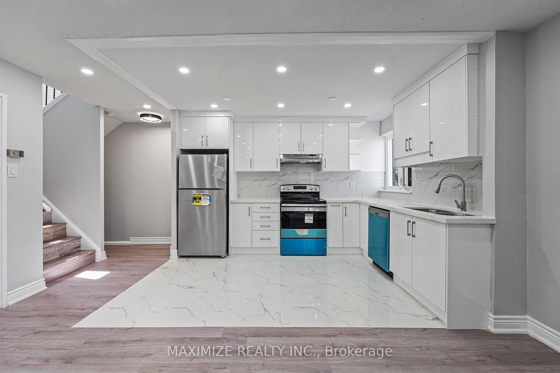 3 Bedrooms Condo at 1055 Dundas,  Mississauga For sale