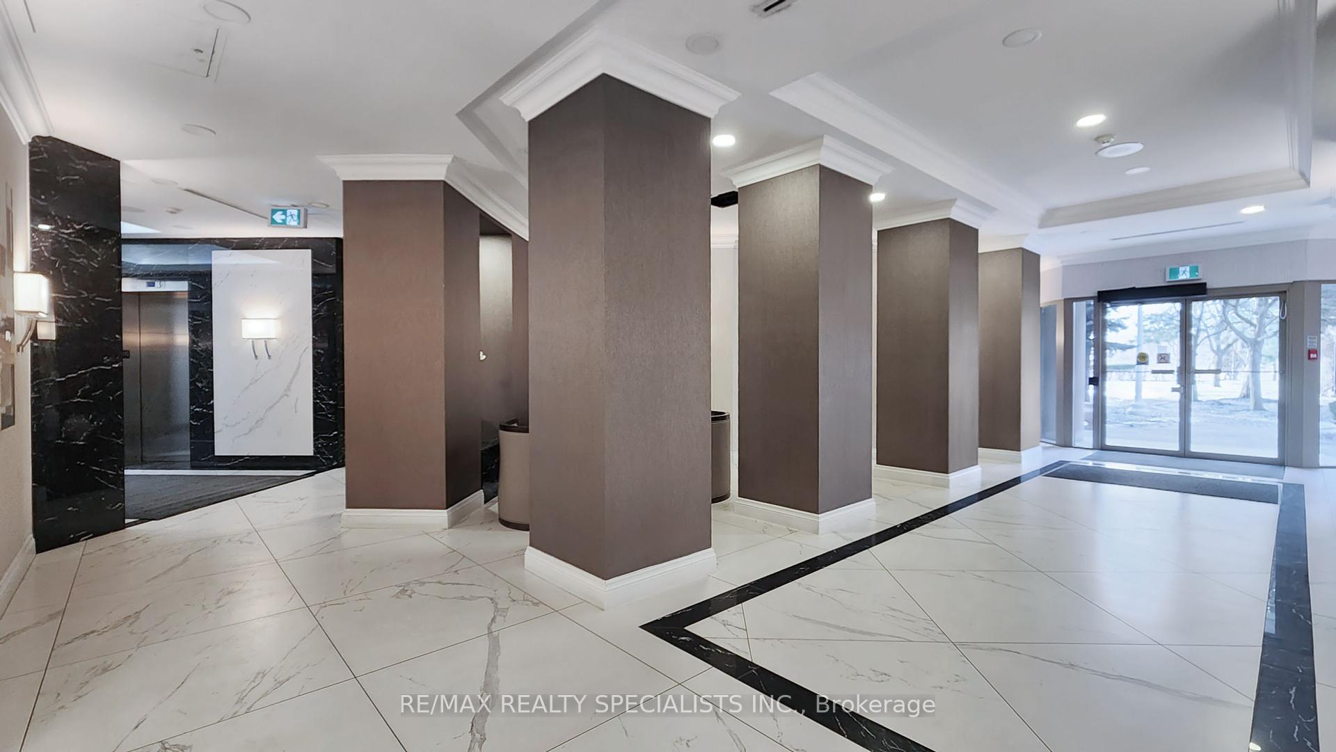 2 Bedrooms Condo at 45 Kingsbridge Garden, Mississauga For sale