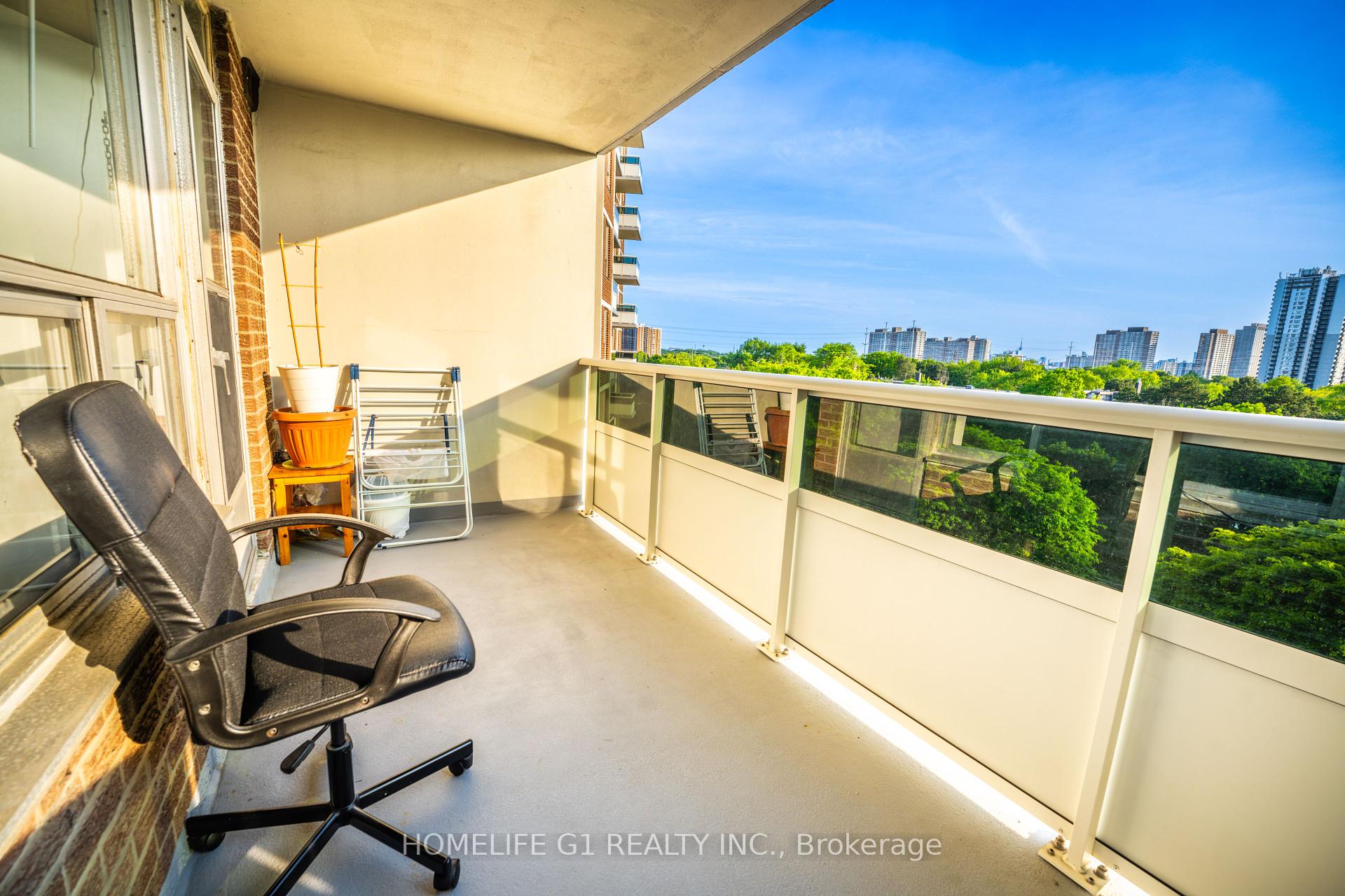 3 Bedrooms Condo at 5 Shady, Toronto For sale