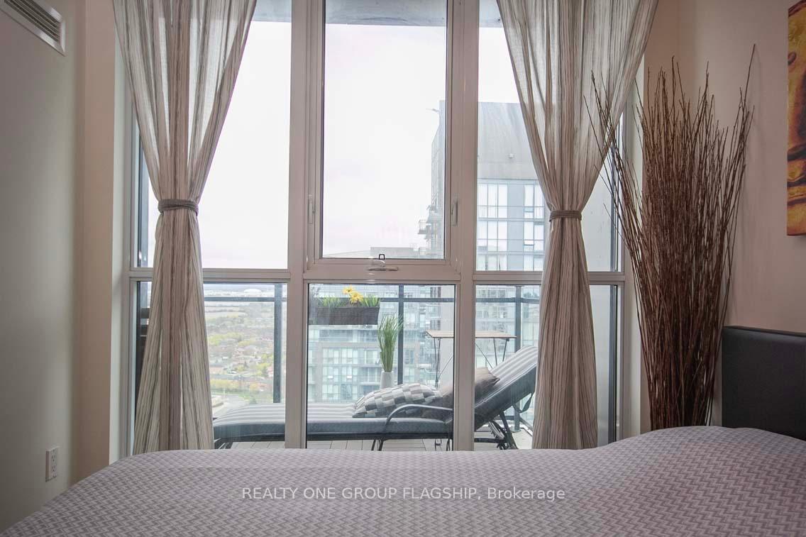 2 Bedrooms Condo at 75 Eglinton,  Mississauga For sale