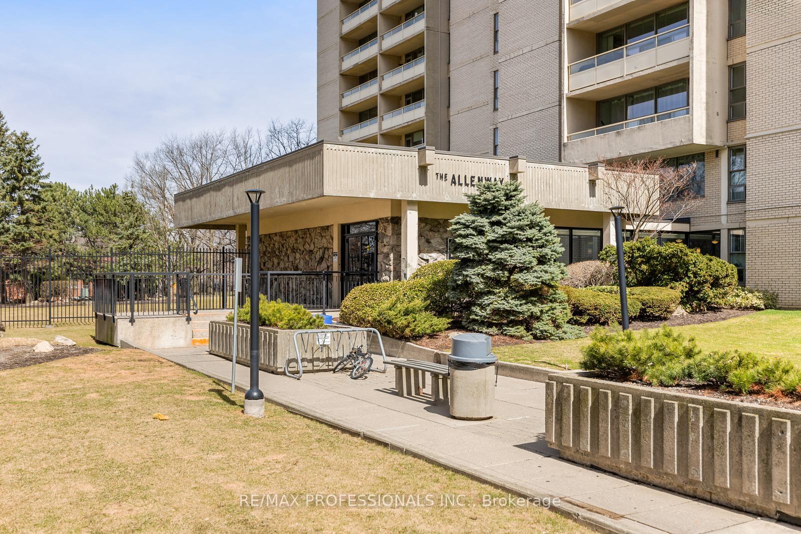 3 Bedrooms Condo at 360 Ridelle, Toronto For sale