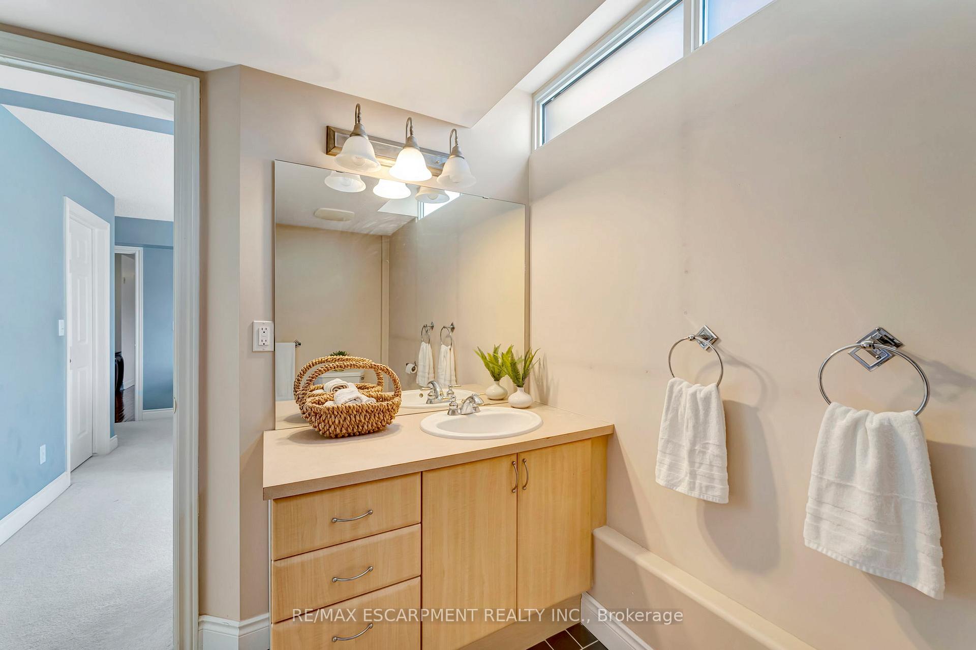 2 Bedrooms Condo at 1770 Main,  Hamilton For sale