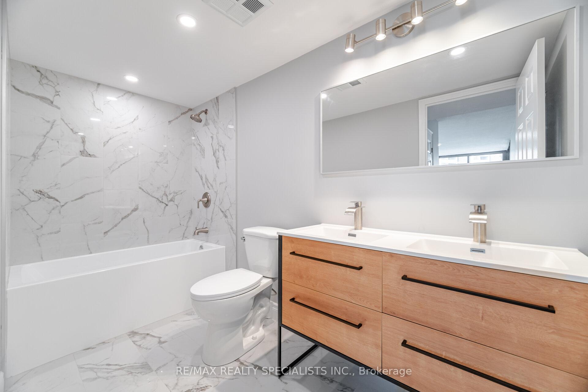 3 Bedrooms Condo at 1240 Marlborough, Oakville For sale